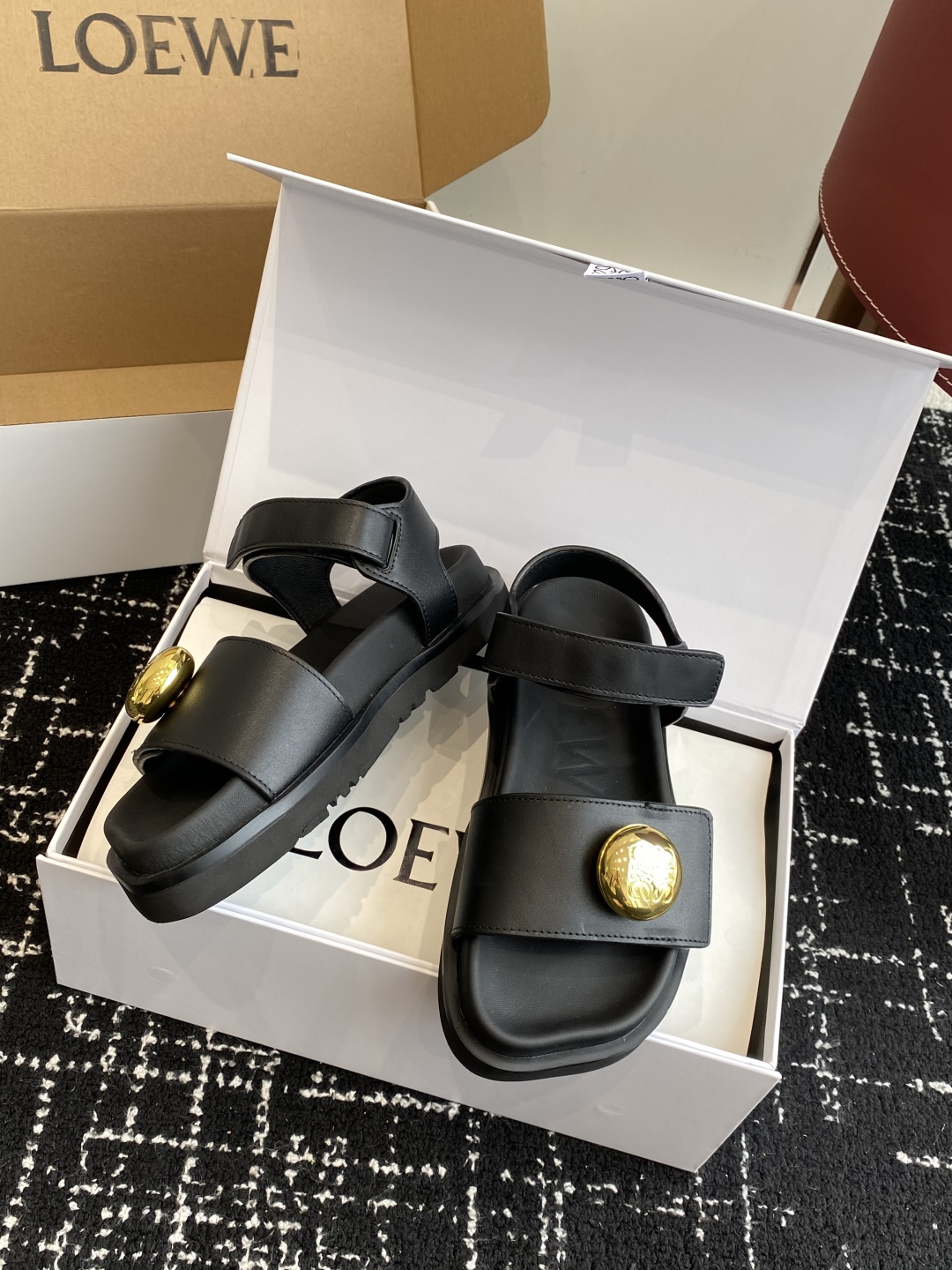 代购级（官网同步✈️盒包装）
罗意威 LOEWE 25ss 夏季最新款凉鞋！

夏季最常穿的凉鞋，没它根
