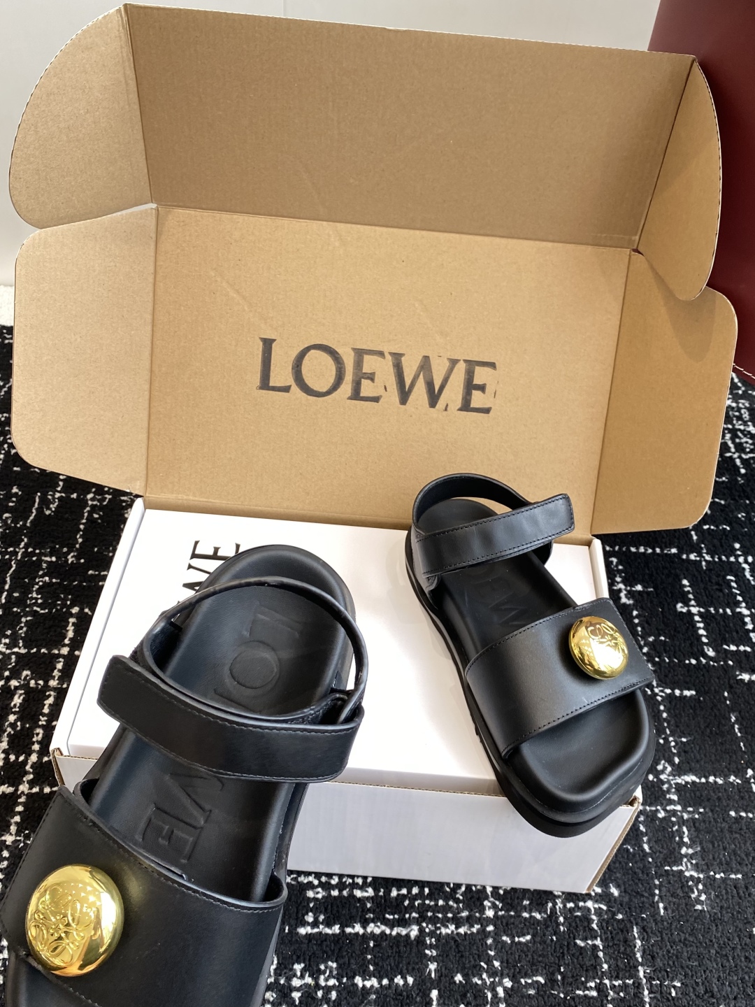 代购级（官网同步✈️盒包装）
罗意威 LOEWE 25ss 夏季最新款凉鞋！

夏季最常穿的凉鞋，没它根