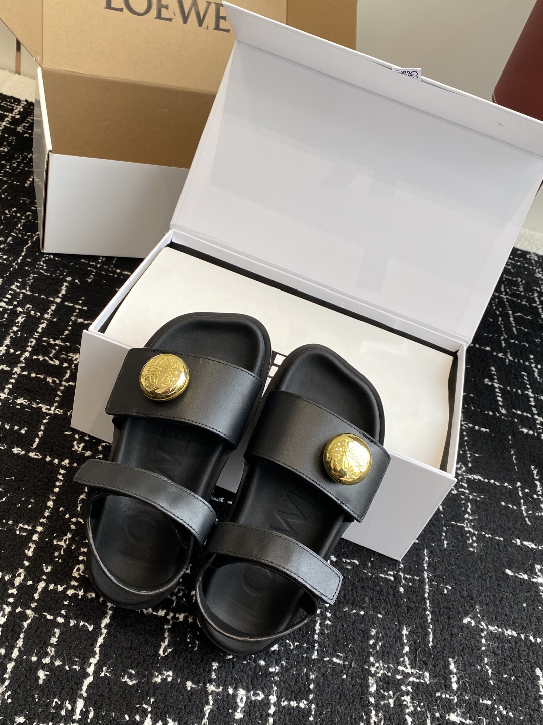 代购级（官网同步✈️盒包装）
罗意威 LOEWE 25ss 夏季最新款凉鞋！

夏季最常穿的凉鞋，没它根