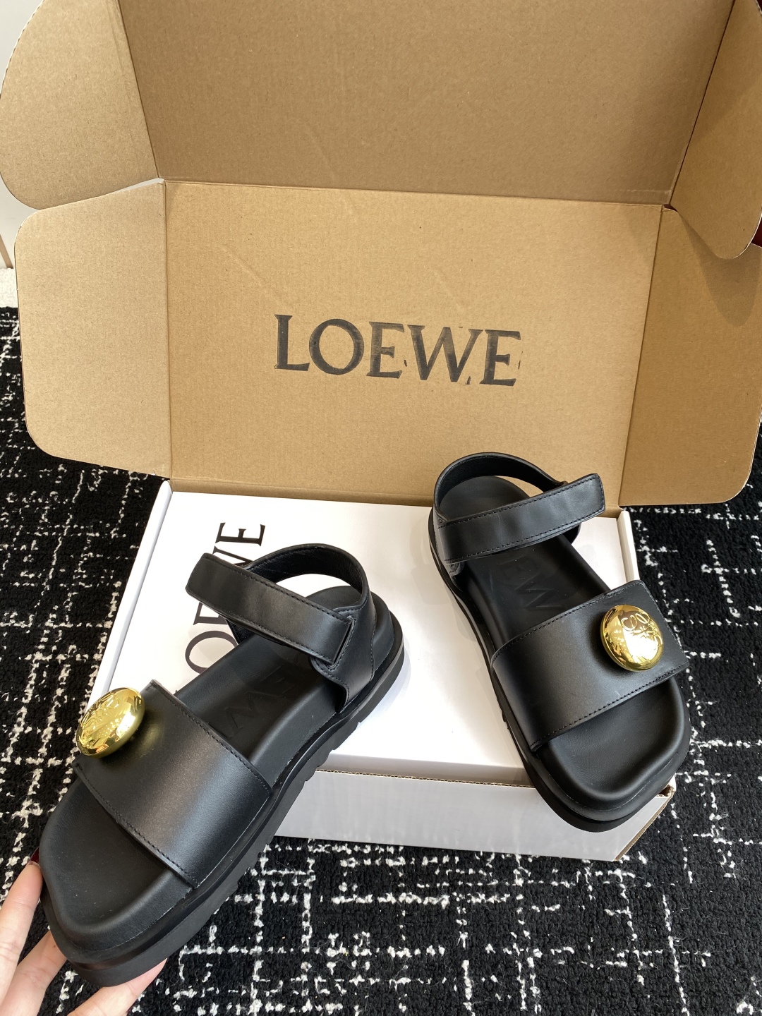 代购级（官网同步✈️盒包装）
罗意威 LOEWE 25ss 夏季最新款凉鞋！

夏季最常穿的凉鞋，没它根