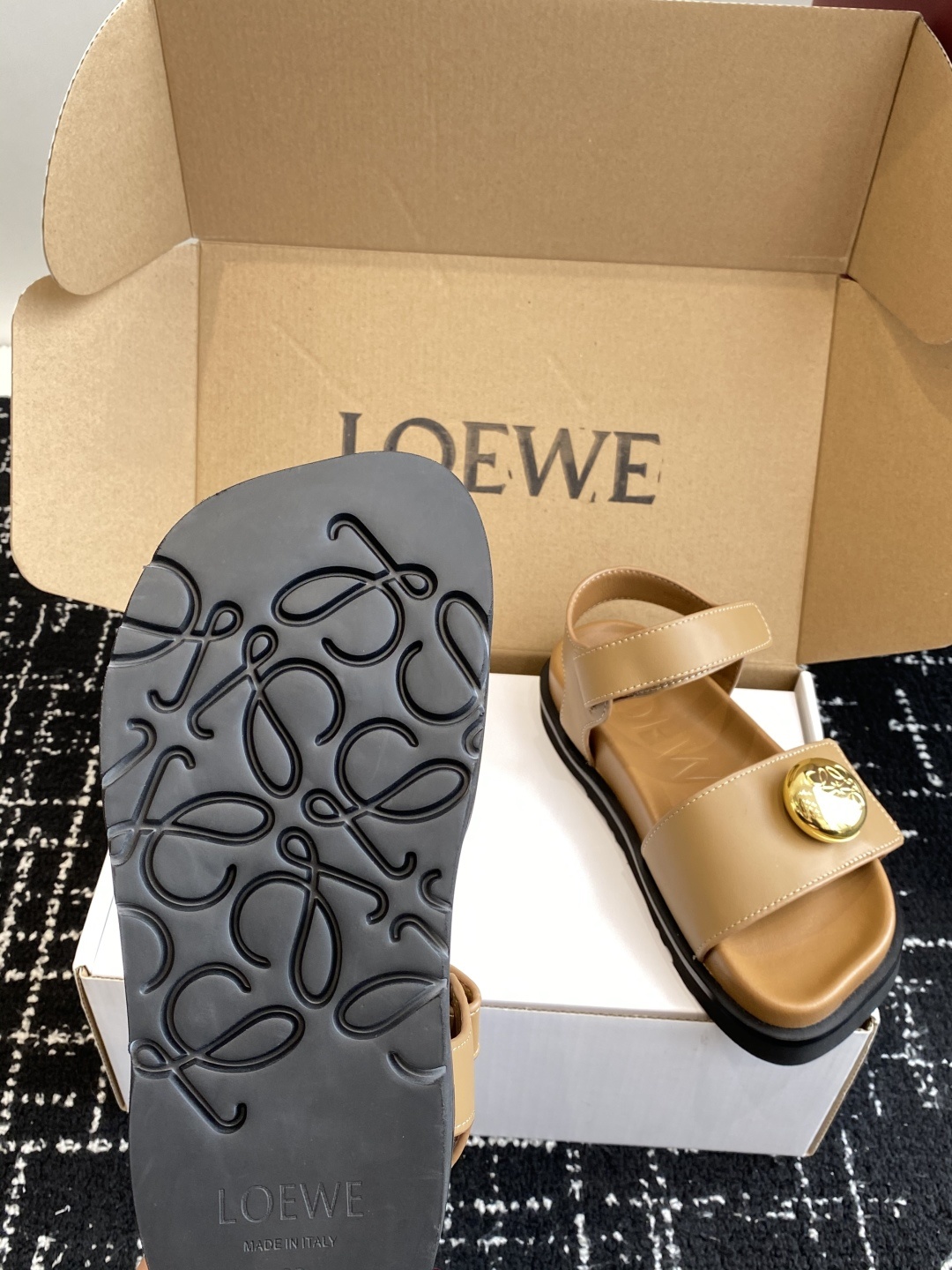 代购级(官网同步✈️盒包装)
罗意威 LOEWE 25ss 夏季最新款凉鞋!
夏季最常穿的凉鞋,没它根
