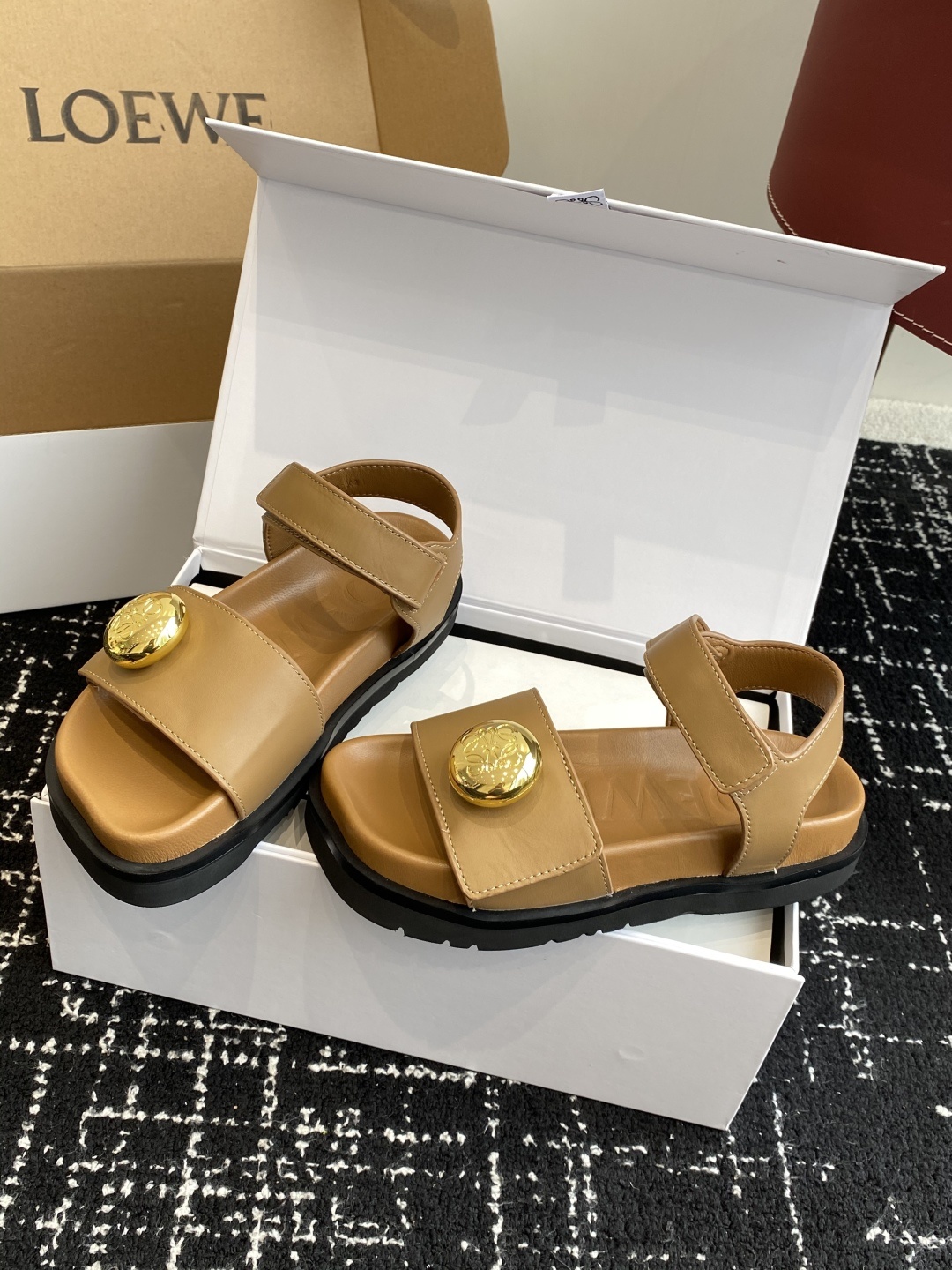 代购级(官网同步✈️盒包装)
罗意威 LOEWE 25ss 夏季最新款凉鞋!
夏季最常穿的凉鞋,没它根