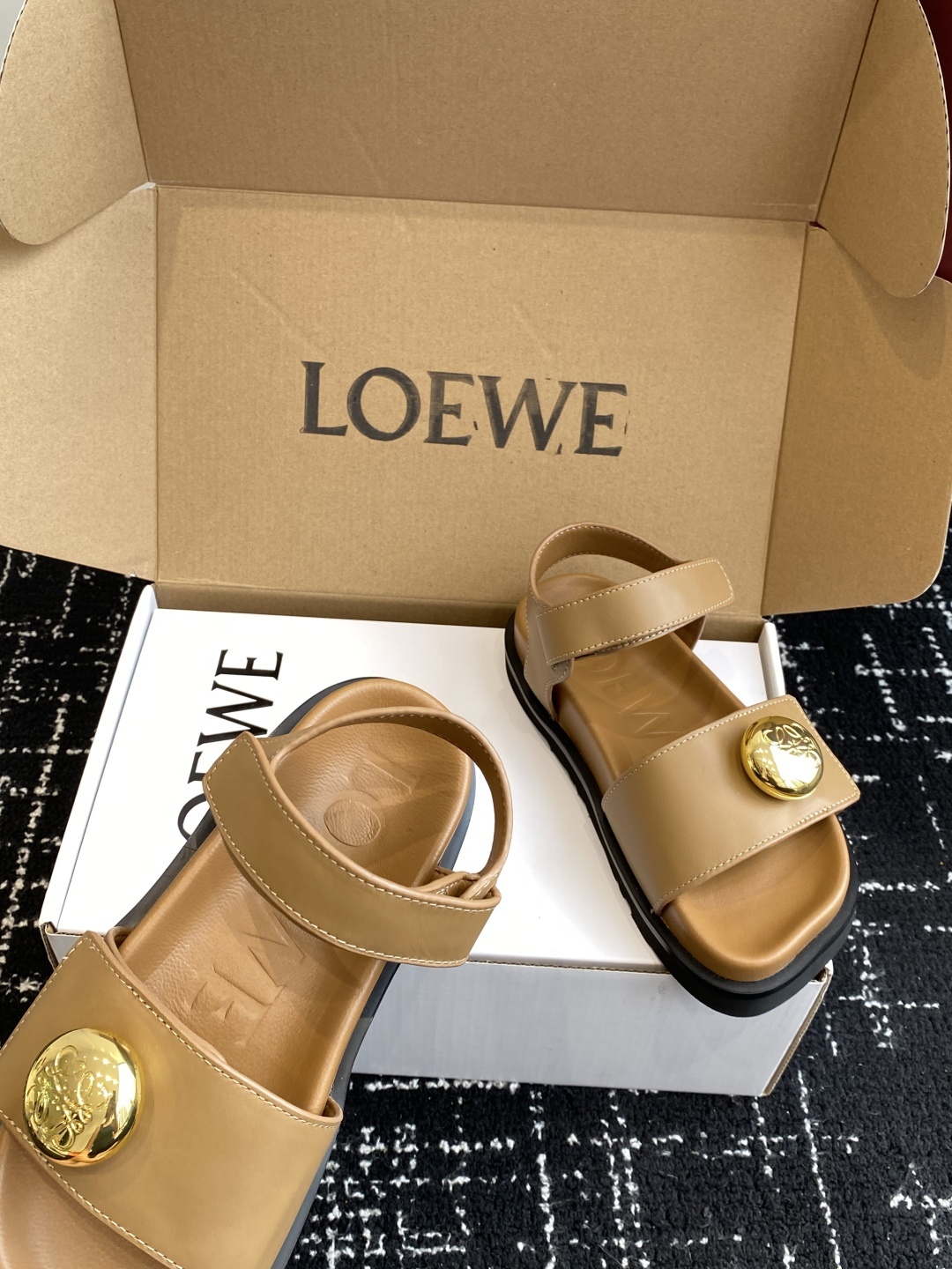 代购级(官网同步✈️盒包装)
罗意威 LOEWE 25ss 夏季最新款凉鞋!
夏季最常穿的凉鞋,没它根