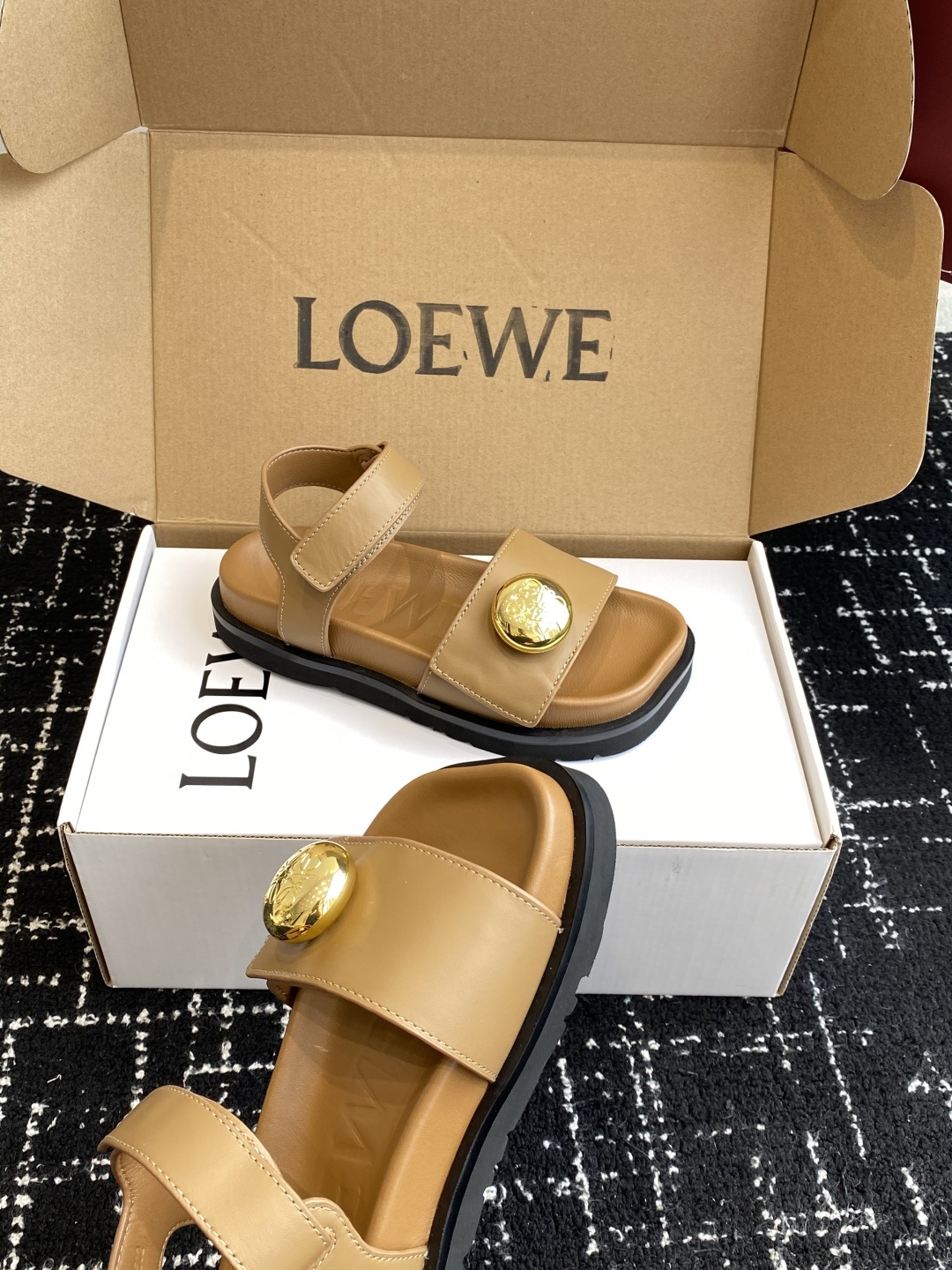 代购级(官网同步✈️盒包装)
罗意威 LOEWE 25ss 夏季最新款凉鞋!
夏季最常穿的凉鞋,没它根