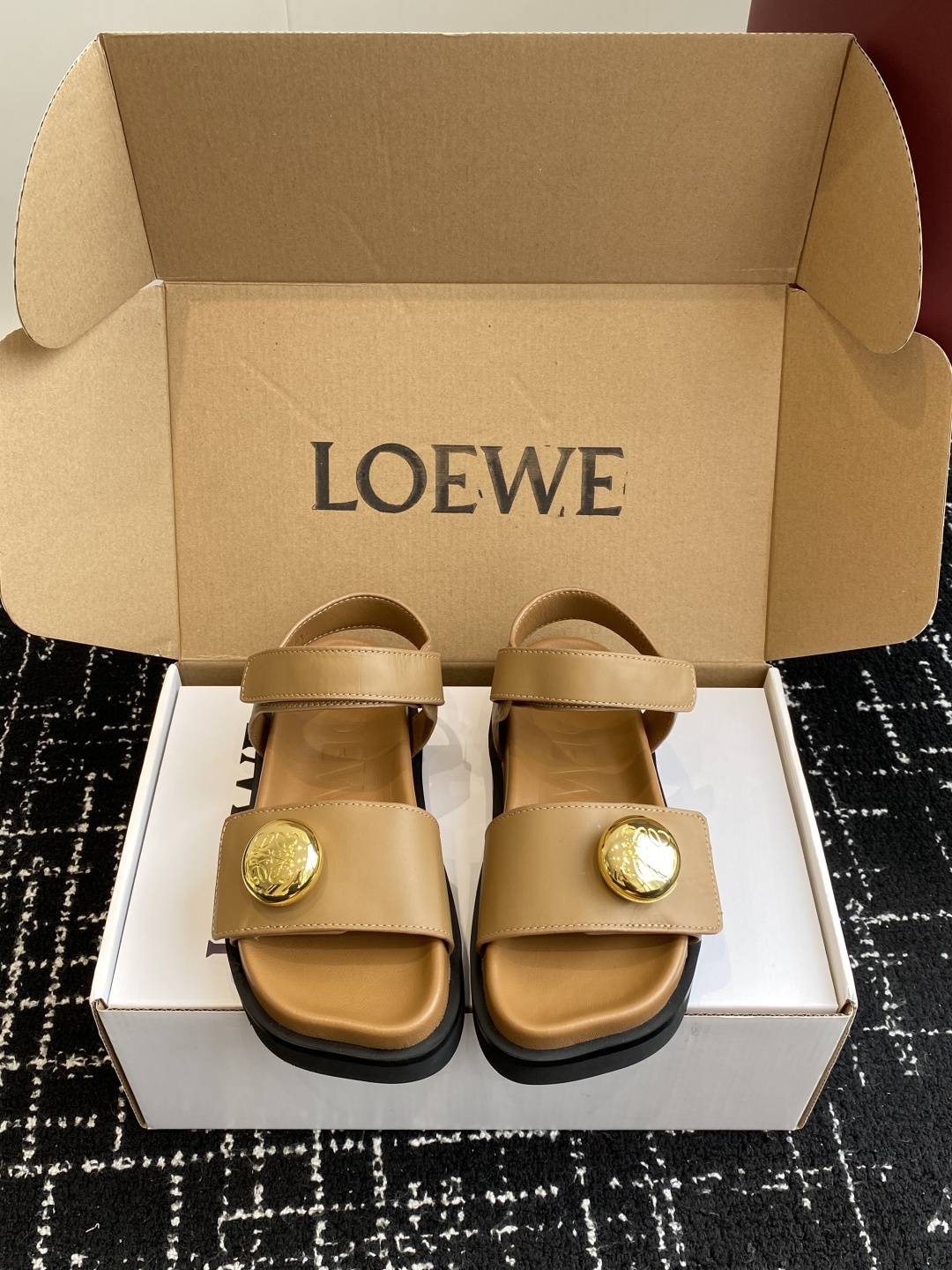 代购级(官网同步✈️盒包装)
罗意威 LOEWE 25ss 夏季最新款凉鞋!
夏季最常穿的凉鞋,没它根