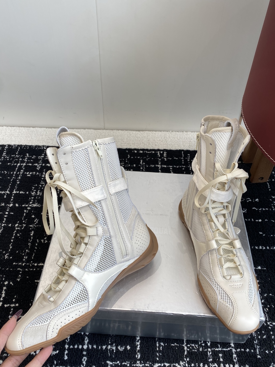 代购级
27QUAI 25ss 春夏新款 走秀款德训 拳击靴 休闲靴

设计理念源于拳击靴和芭蕾舞鞋两者