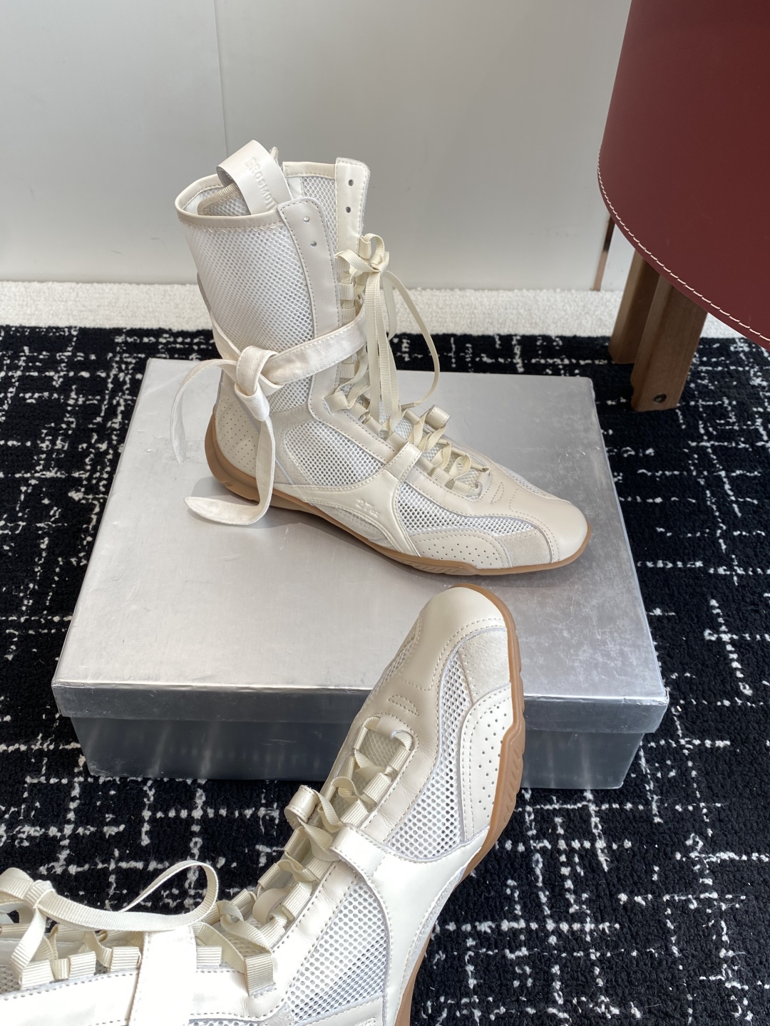 代购级
27QUAI 25ss 春夏新款 走秀款德训 拳击靴 休闲靴

设计理念源于拳击靴和芭蕾舞鞋两者