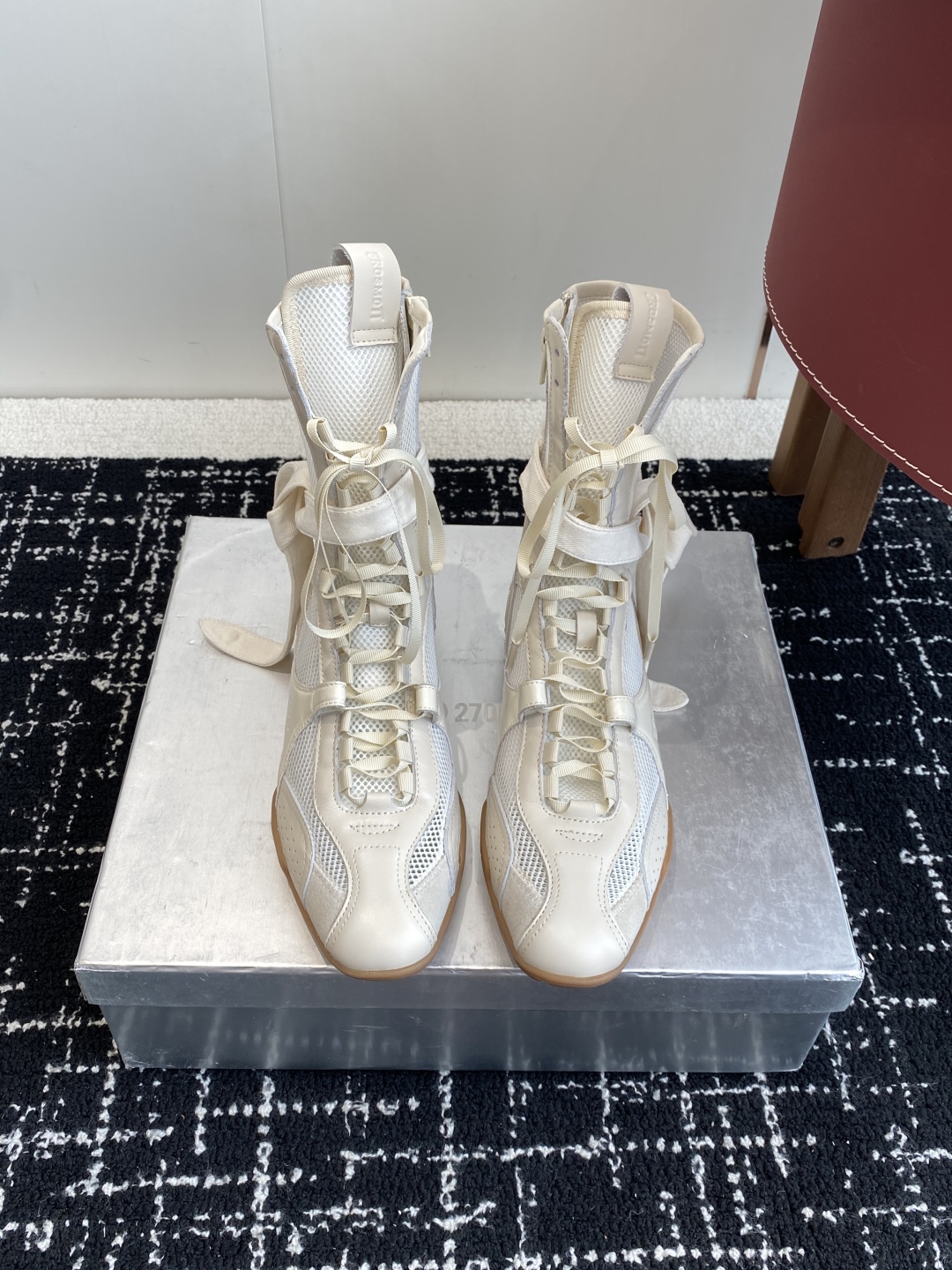 代购级
27QUAI 25ss 春夏新款 走秀款德训 拳击靴 休闲靴

设计理念源于拳击靴和芭蕾舞鞋两者