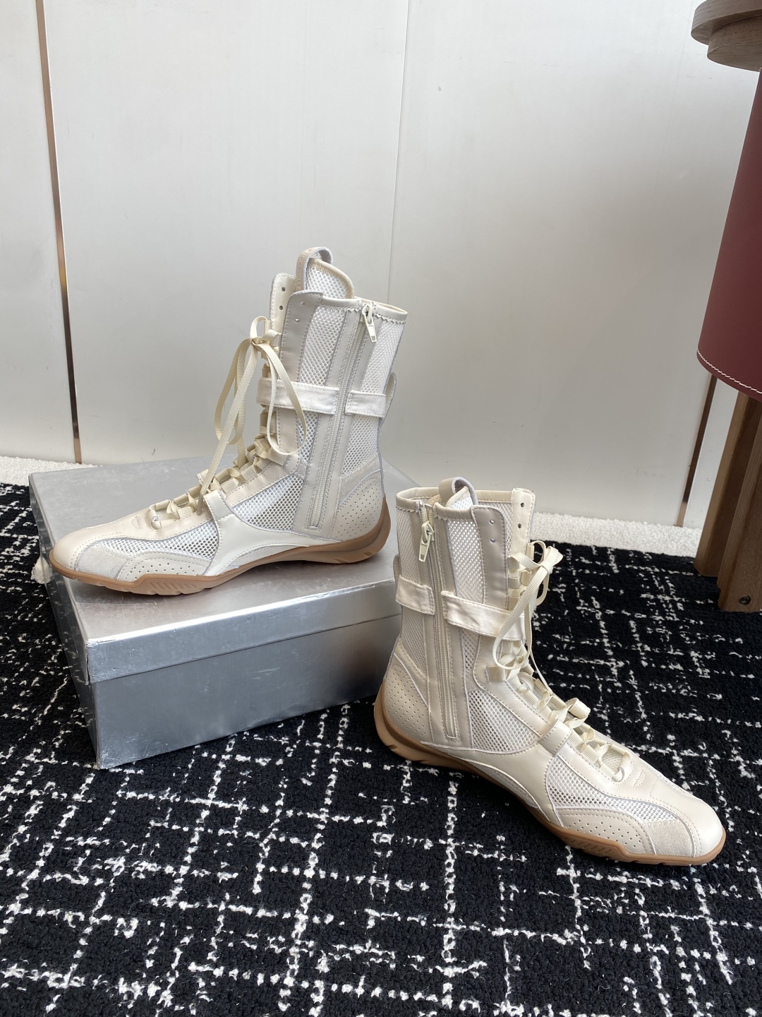 代购级
27QUAI 25ss 春夏新款 走秀款德训 拳击靴 休闲靴

设计理念源于拳击靴和芭蕾舞鞋两者