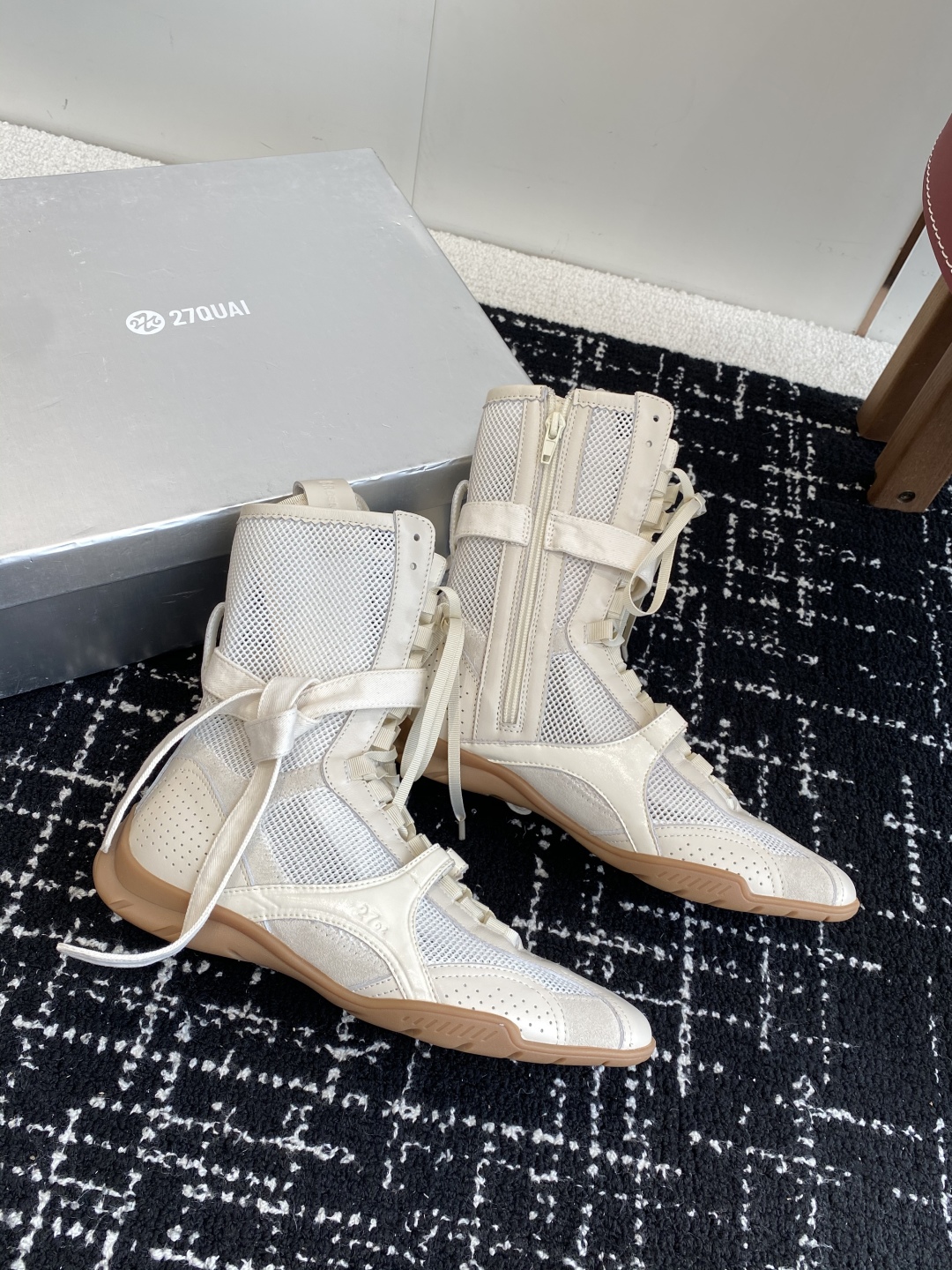 代购级
27QUAI 25ss 春夏新款 走秀款德训 拳击靴 休闲靴

设计理念源于拳击靴和芭蕾舞鞋两者