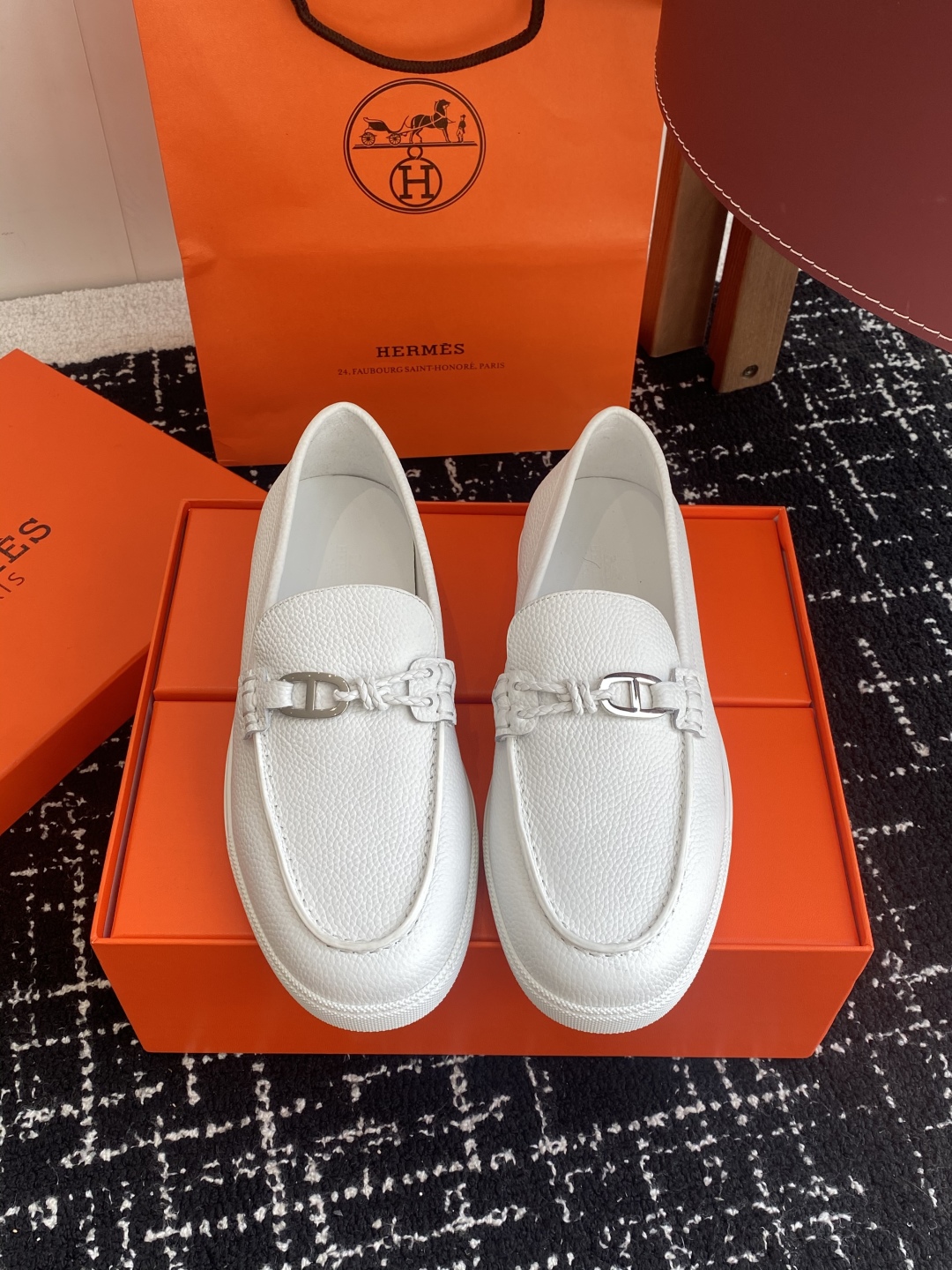 代购级
Hermes 爱马仕经典H 情侣款 乐福鞋 经久不衰 休闲 简约风格免系带休闲运动鞋

舒适 休