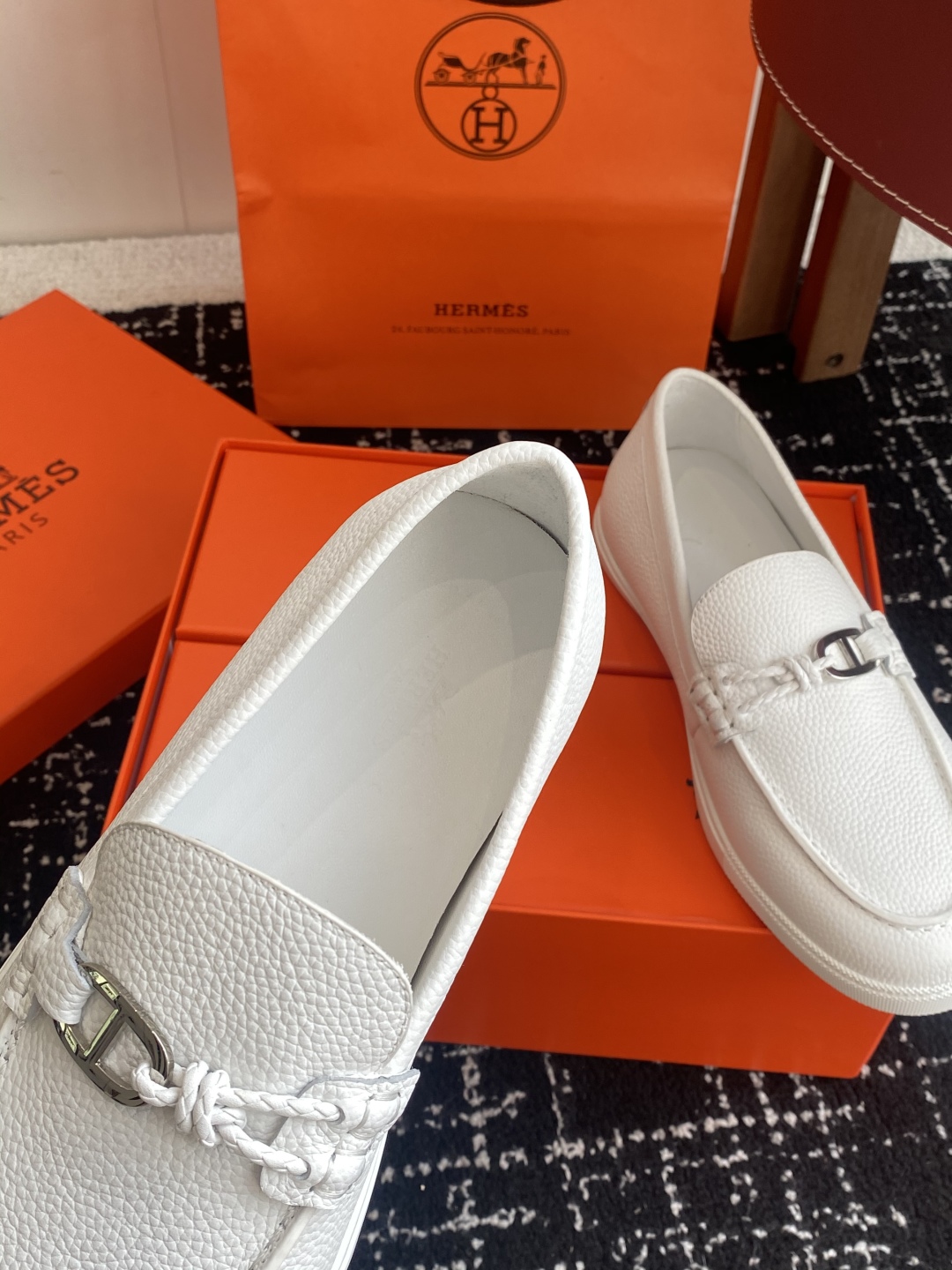 代购级
Hermes 爱马仕经典H 情侣款 乐福鞋 经久不衰 休闲 简约风格免系带休闲运动鞋

舒适 休