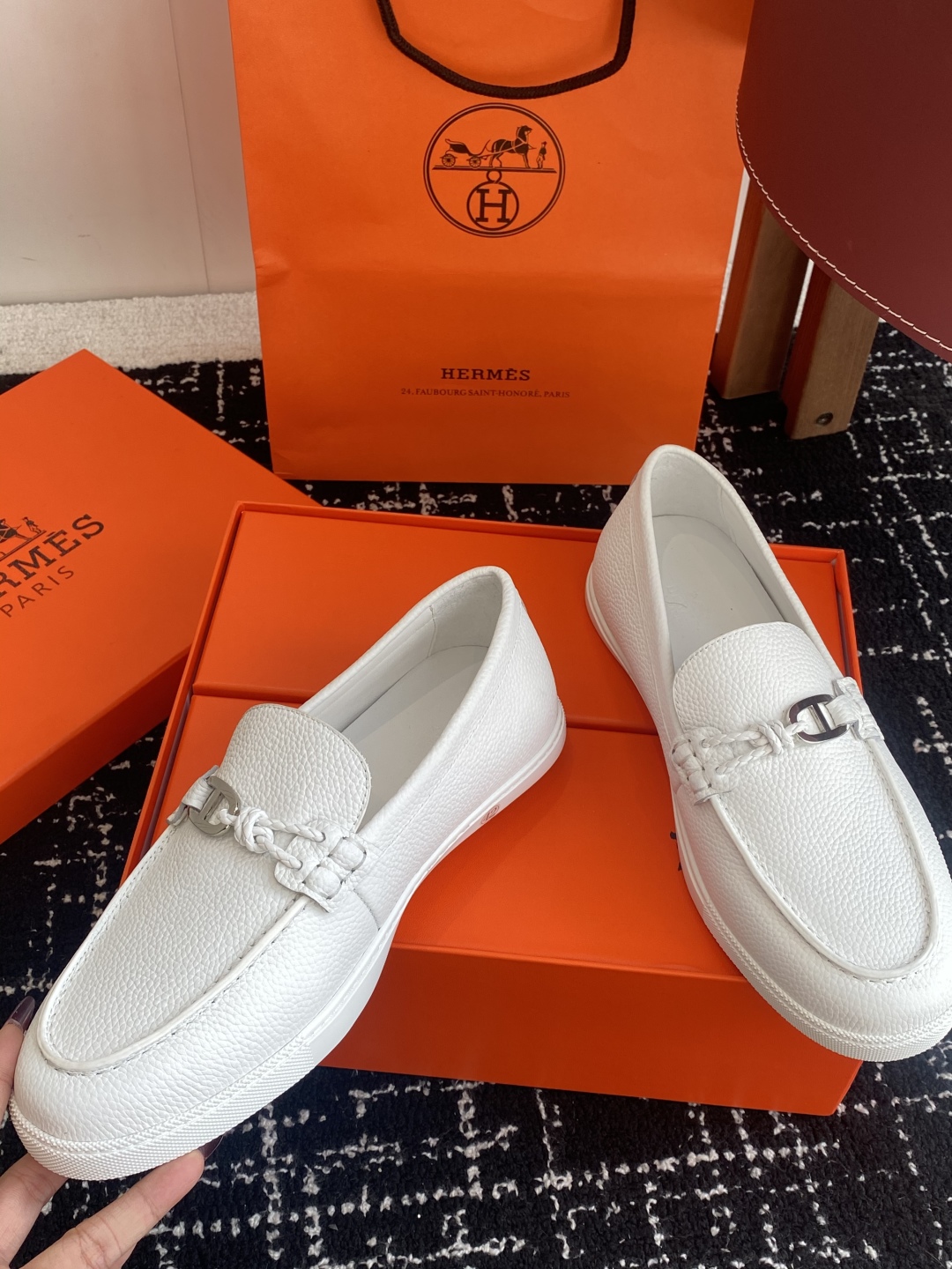 代购级
Hermes 爱马仕经典H 情侣款 乐福鞋 经久不衰 休闲 简约风格免系带休闲运动鞋

舒适 休