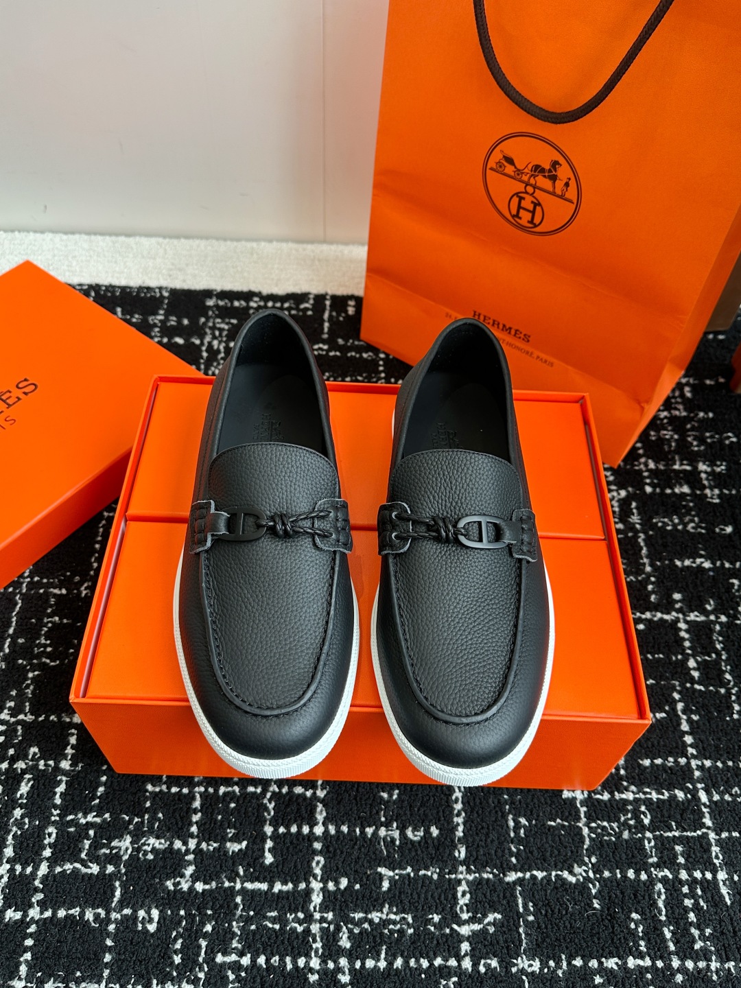 代购级
Hermes 爱马仕经典H 情侣款 乐福鞋 经久不衰 休闲 简约风格免系带休闲运动鞋

舒适 休