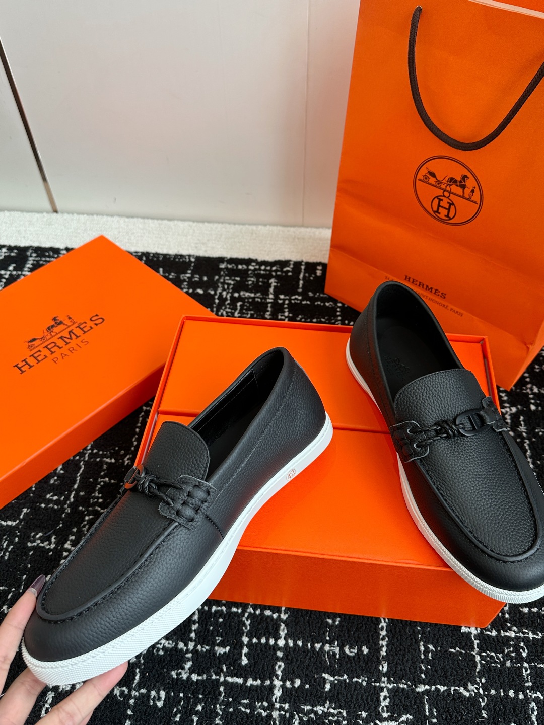 代购级
Hermes 爱马仕经典H 情侣款 乐福鞋 经久不衰 休闲 简约风格免系带休闲运动鞋

舒适 休