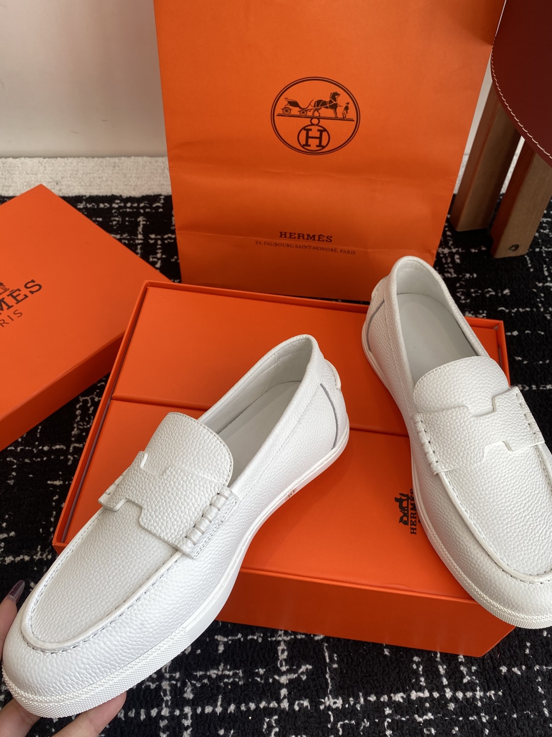 代购级
Hermes 爱马仕经典H 情侣款 乐福鞋 经久不衰 休闲 简约风格免系带休闲运动鞋

舒适 休