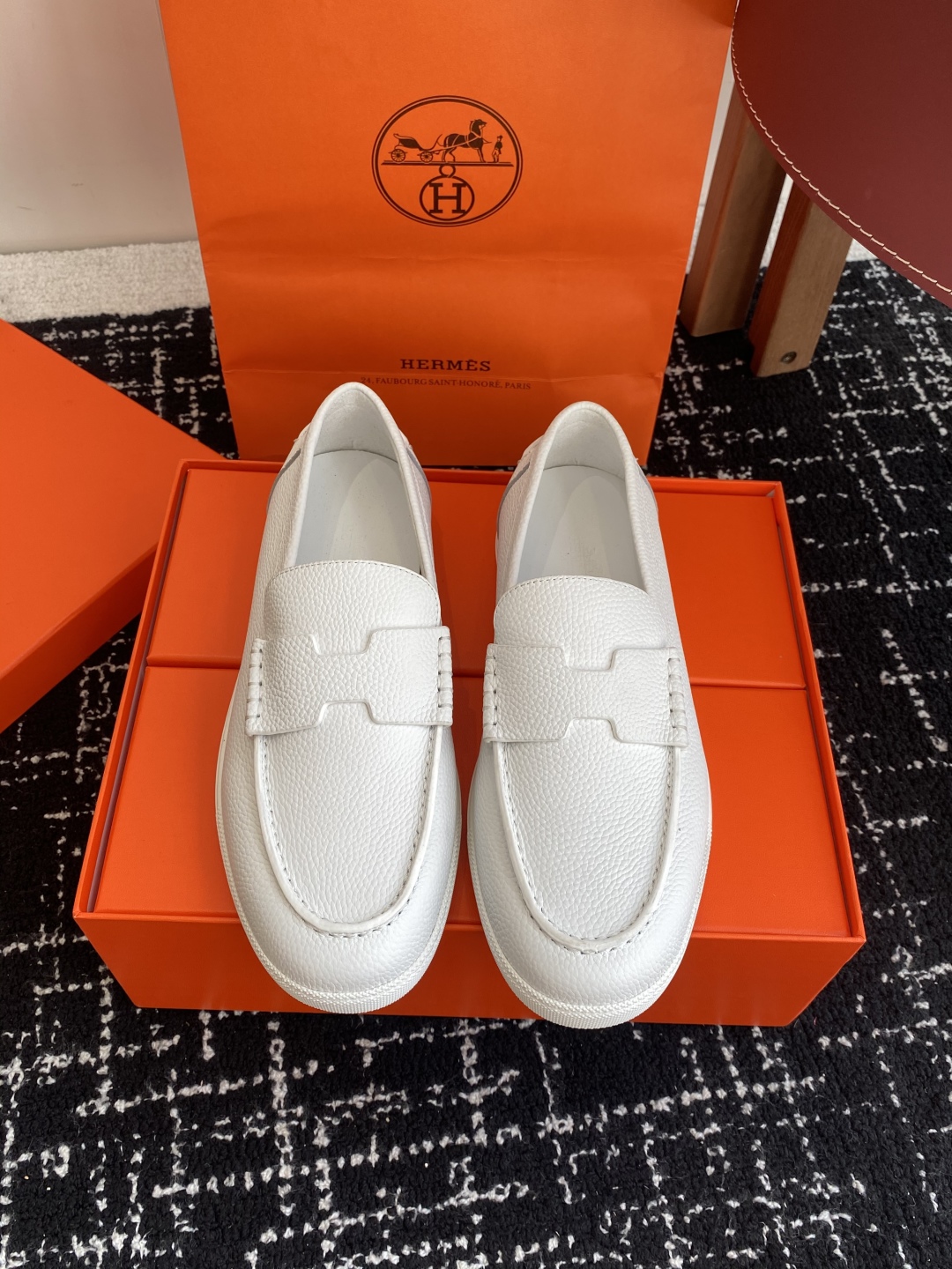 代购级
Hermes 爱马仕经典H 情侣款 乐福鞋 经久不衰 休闲 简约风格免系带休闲运动鞋

舒适 休