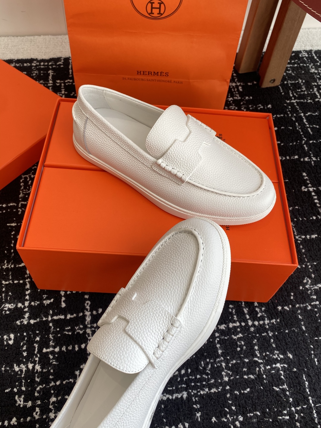 代购级
Hermes 爱马仕经典H 情侣款 乐福鞋 经久不衰 休闲 简约风格免系带休闲运动鞋

舒适 休