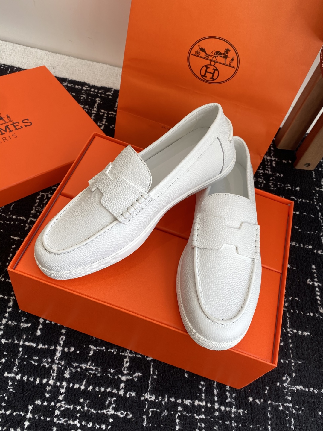 代购级
Hermes 爱马仕经典H 情侣款 乐福鞋 经久不衰 休闲 简约风格免系带休闲运动鞋

舒适 休