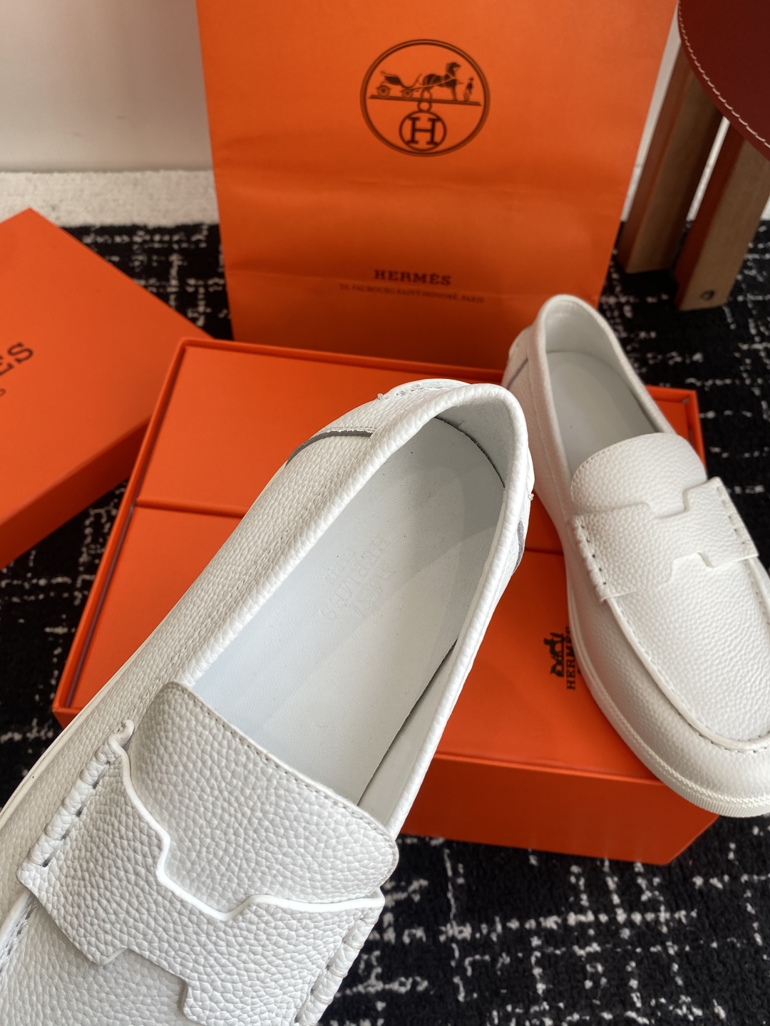 代购级
Hermes 爱马仕经典H 情侣款 乐福鞋 经久不衰 休闲 简约风格免系带休闲运动鞋

舒适 休