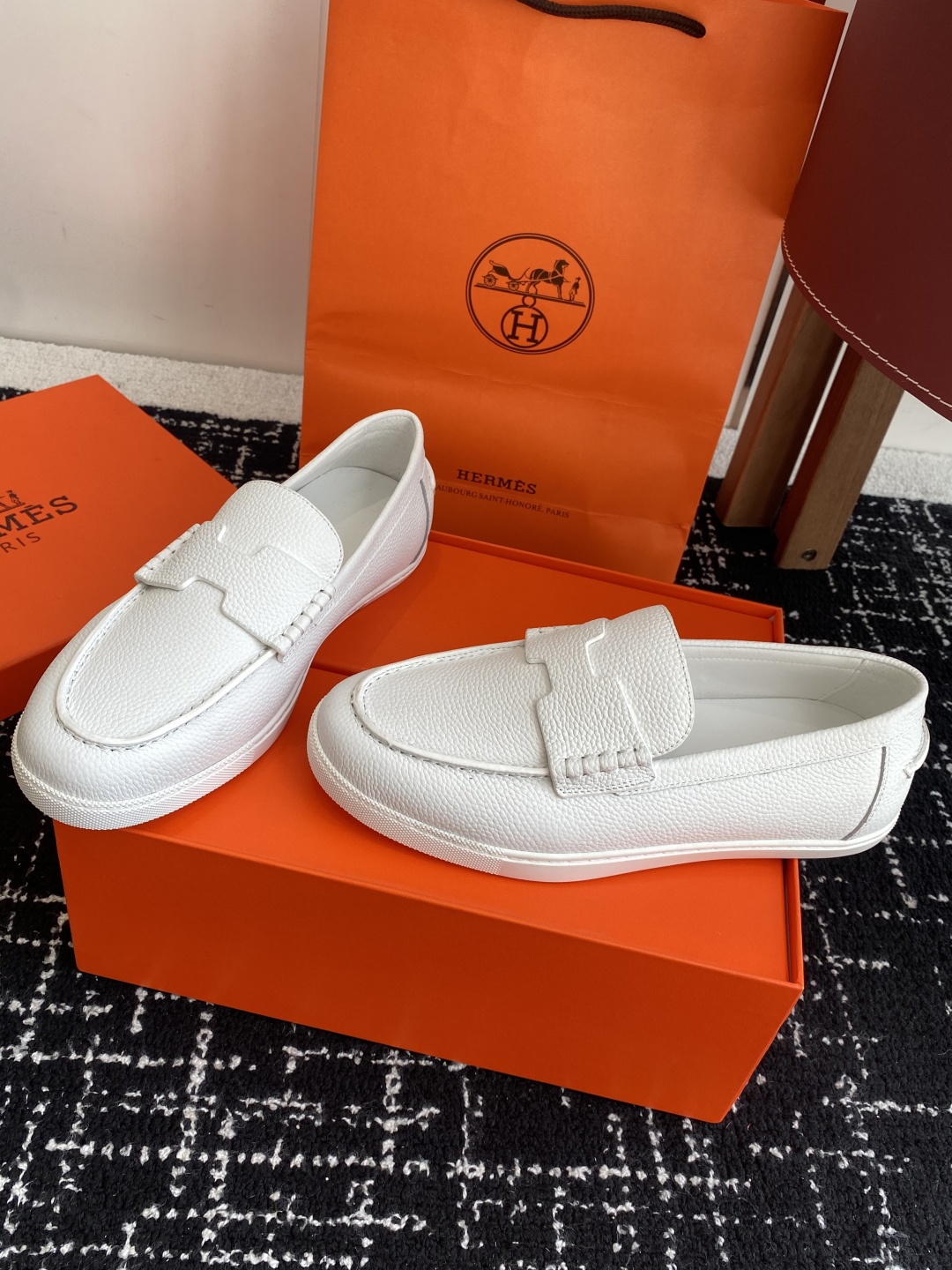 代购级
Hermes 爱马仕经典H 情侣款 乐福鞋 经久不衰 休闲 简约风格免系带休闲运动鞋

舒适 休