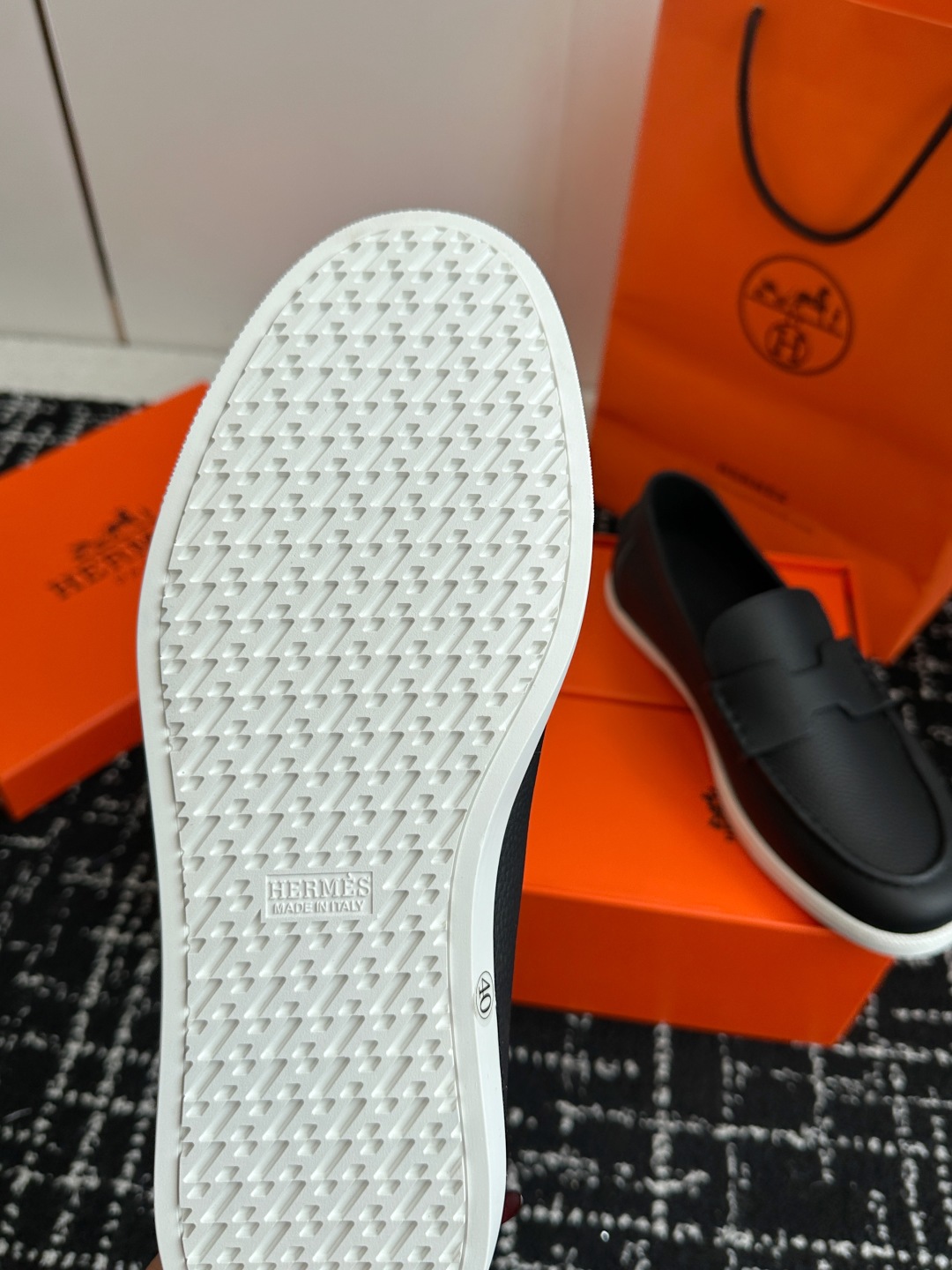 代购级
Hermes 爱马仕经典H 情侣款 乐福鞋 经久不衰 休闲 简约风格免系带休闲运动鞋

舒适 休