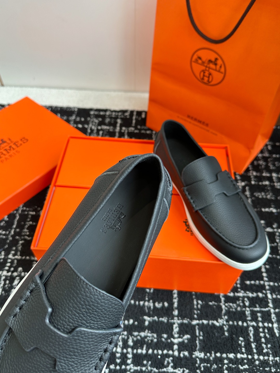 代购级
Hermes 爱马仕经典H 情侣款 乐福鞋 经久不衰 休闲 简约风格免系带休闲运动鞋

舒适 休