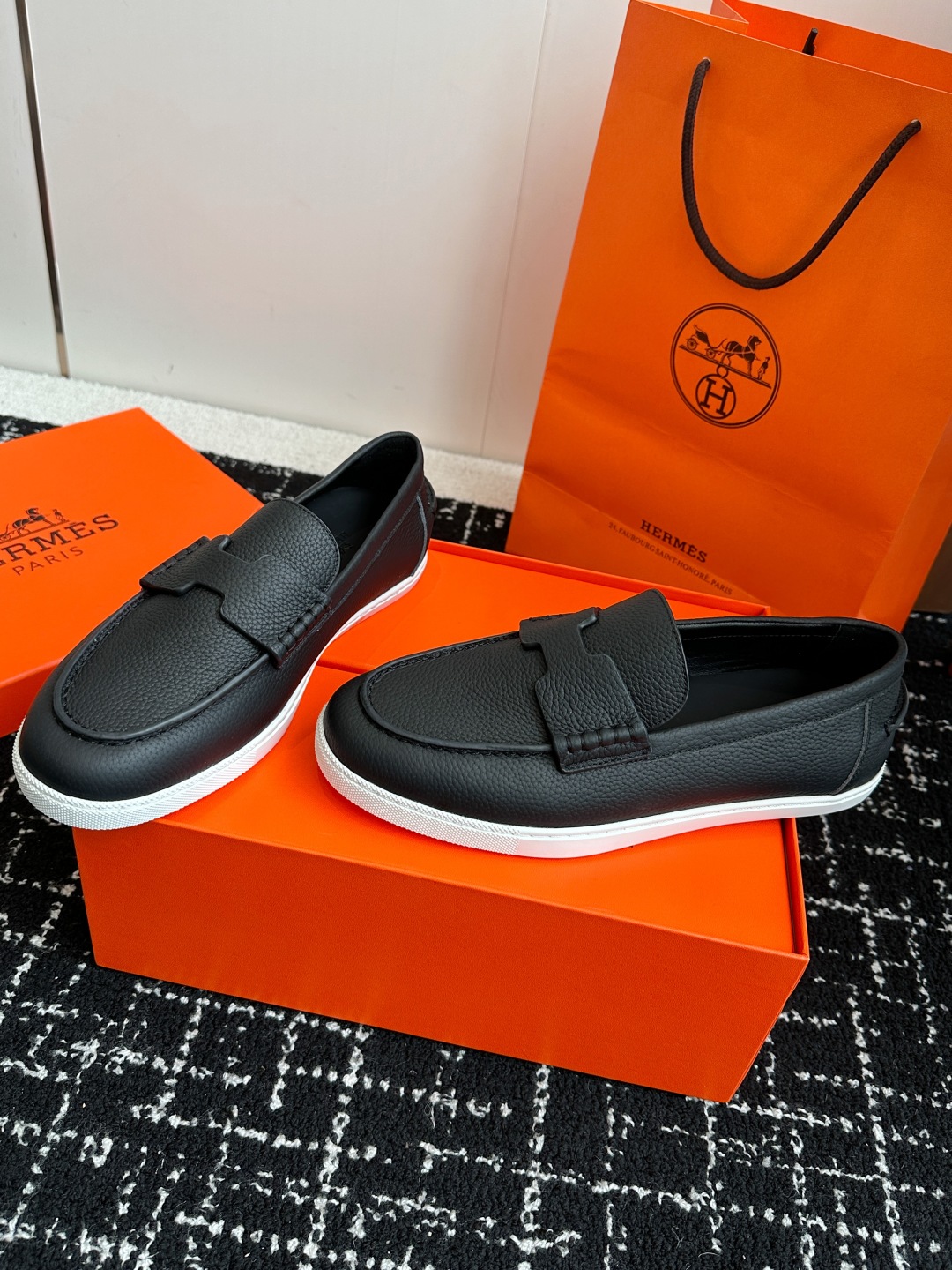 代购级
Hermes 爱马仕经典H 情侣款 乐福鞋 经久不衰 休闲 简约风格免系带休闲运动鞋

舒适 休