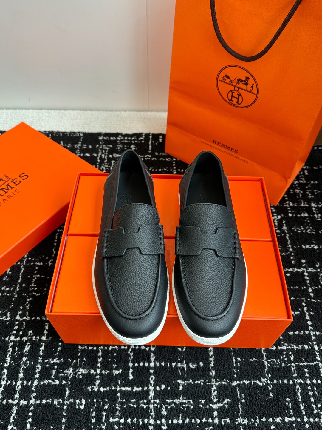 代购级
Hermes 爱马仕经典H 情侣款 乐福鞋 经久不衰 休闲 简约风格免系带休闲运动鞋

舒适 休
