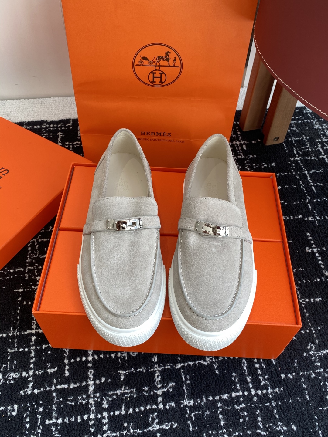 代购级
Hermes 爱马仕经典H 情侣款 乐福鞋 经久不衰 休闲 简约风格免系带休闲运动鞋

舒适 休
