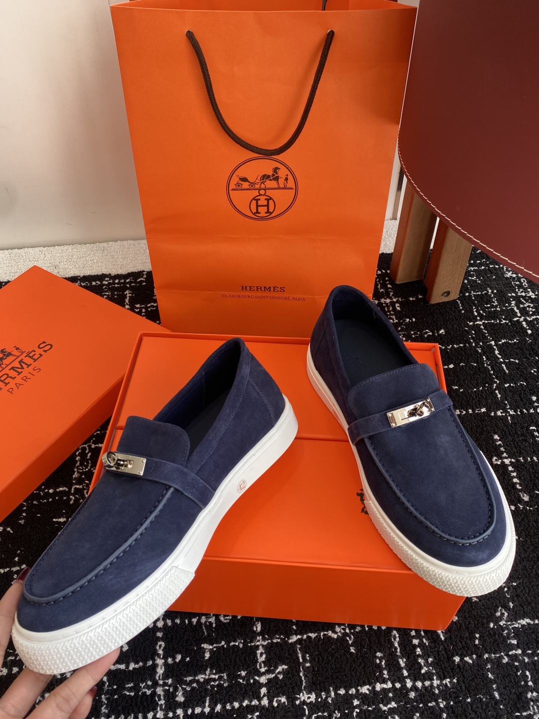代购级
Hermes 爱马仕经典H 情侣款 乐福鞋 经久不衰 休闲 简约风格免系带休闲运动鞋

舒适 休