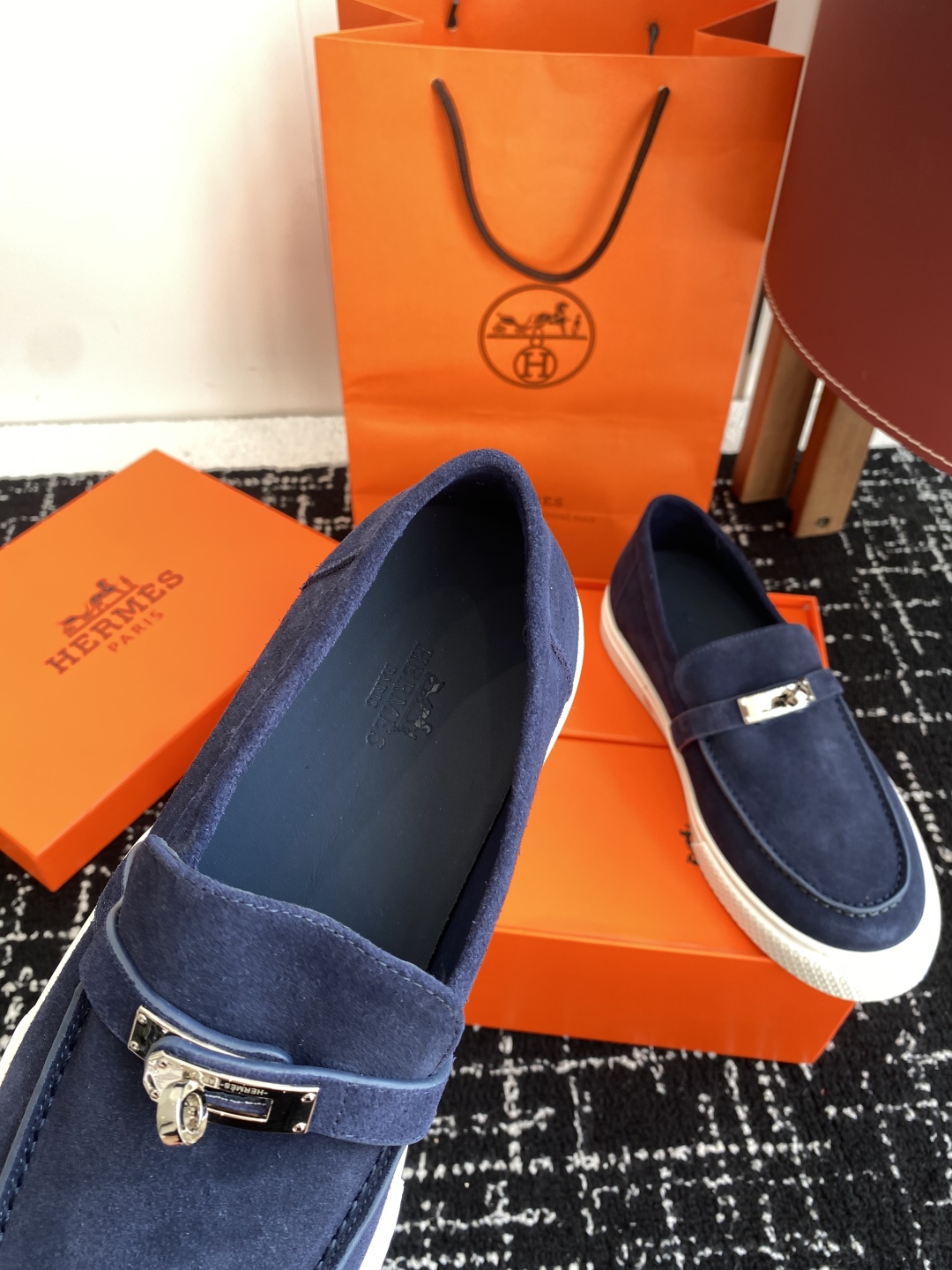 代购级
Hermes 爱马仕经典H 情侣款 乐福鞋 经久不衰 休闲 简约风格免系带休闲运动鞋

舒适 休