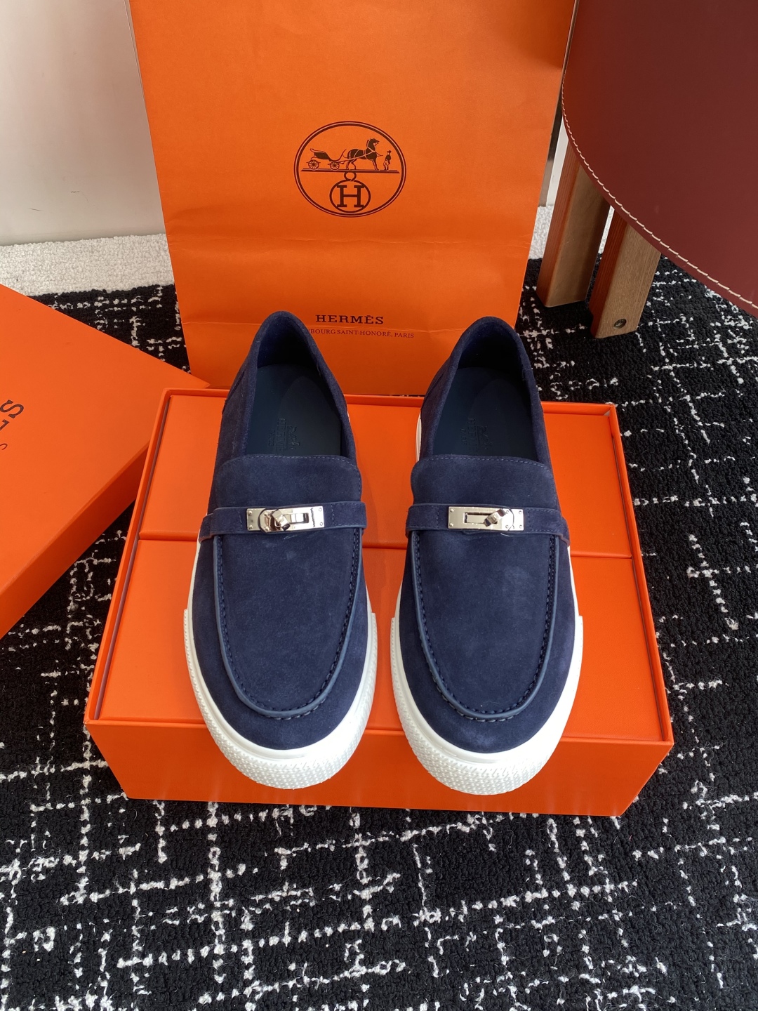 代购级
Hermes 爱马仕经典H 情侣款 乐福鞋 经久不衰 休闲 简约风格免系带休闲运动鞋

舒适 休