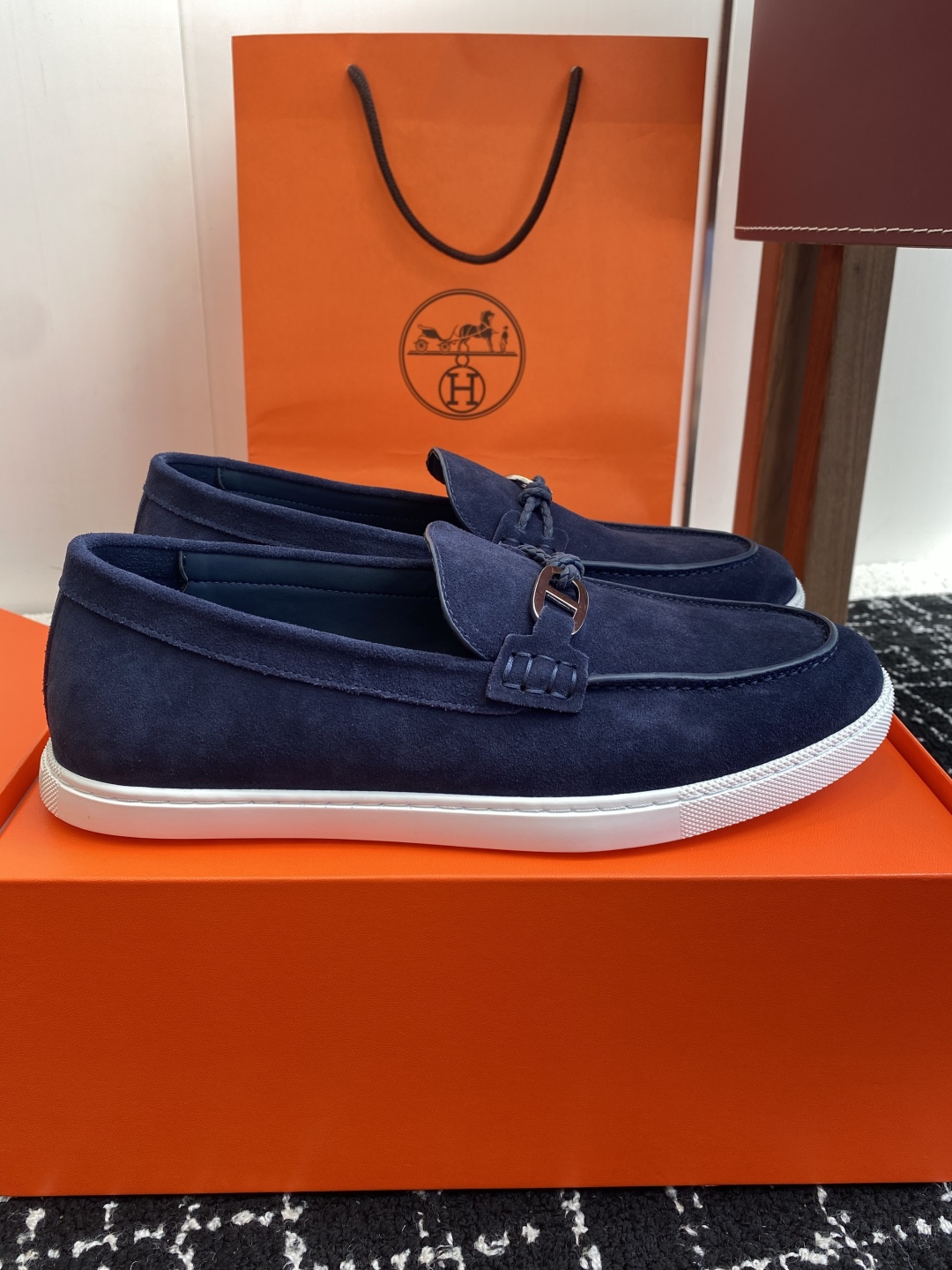代购级
Hermes 爱马仕经典H 情侣款 乐福鞋 经久不衰 休闲 简约风格免系带休闲运动鞋

舒适 休