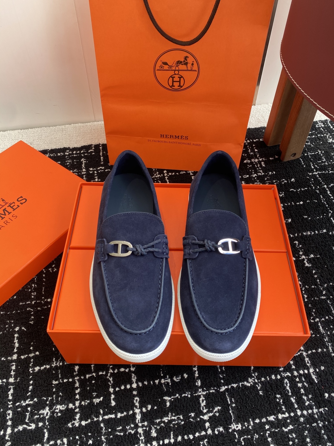 代购级
Hermes 爱马仕经典H 情侣款 乐福鞋 经久不衰 休闲 简约风格免系带休闲运动鞋

舒适 休