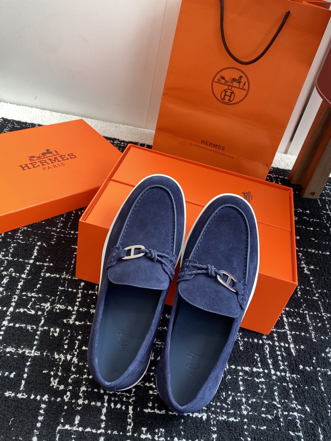 代购级
Hermes 爱马仕经典H 情侣款 乐福鞋 经久不衰 休闲 简约风格免系带休闲运动鞋

舒适 休