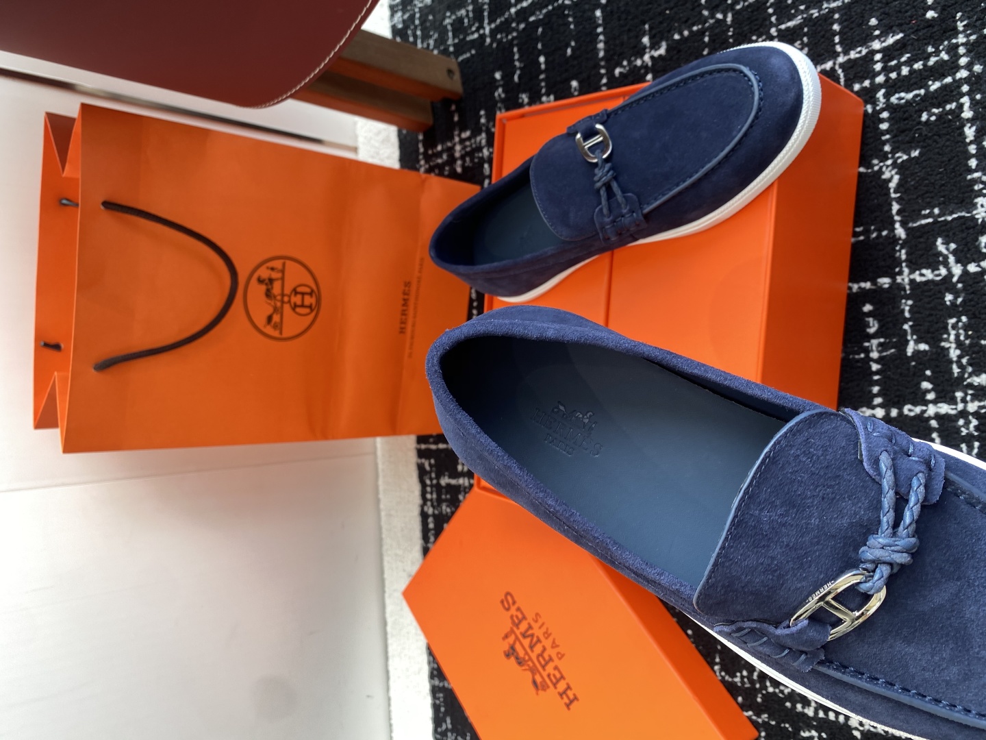 代购级
Hermes 爱马仕经典H 情侣款 乐福鞋 经久不衰 休闲 简约风格免系带休闲运动鞋

舒适 休