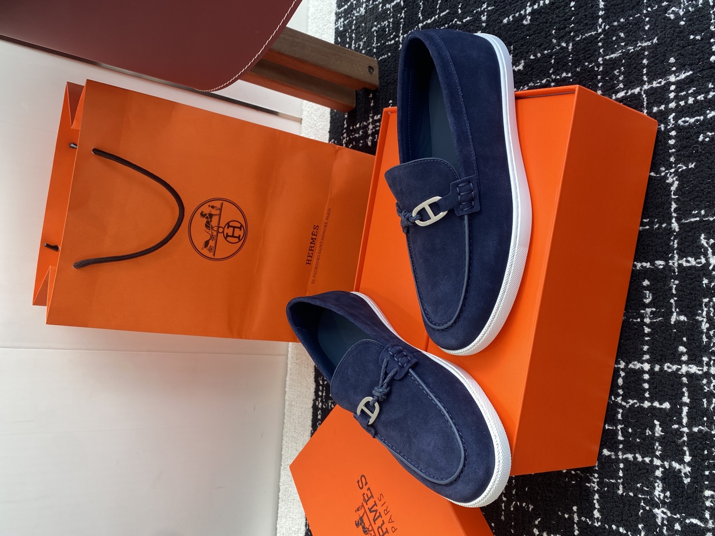 代购级
Hermes 爱马仕经典H 情侣款 乐福鞋 经久不衰 休闲 简约风格免系带休闲运动鞋

舒适 休