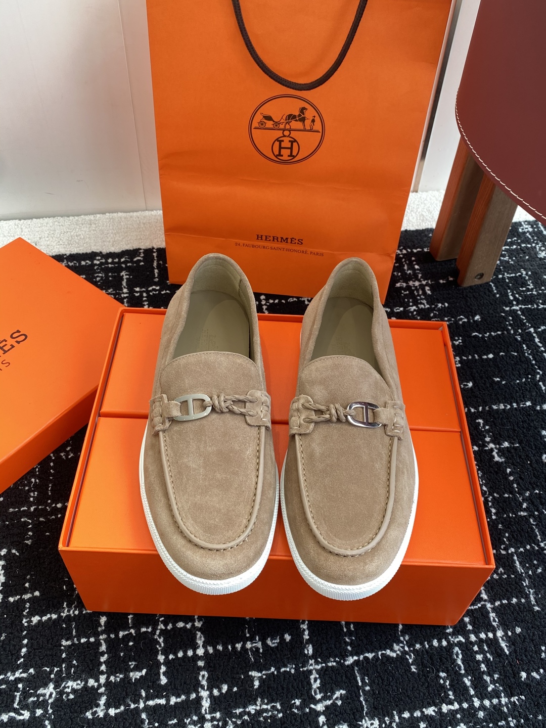 代购级
Hermes 爱马仕经典H 情侣款 乐福鞋 经久不衰 休闲 简约风格免系带休闲运动鞋

舒适 休