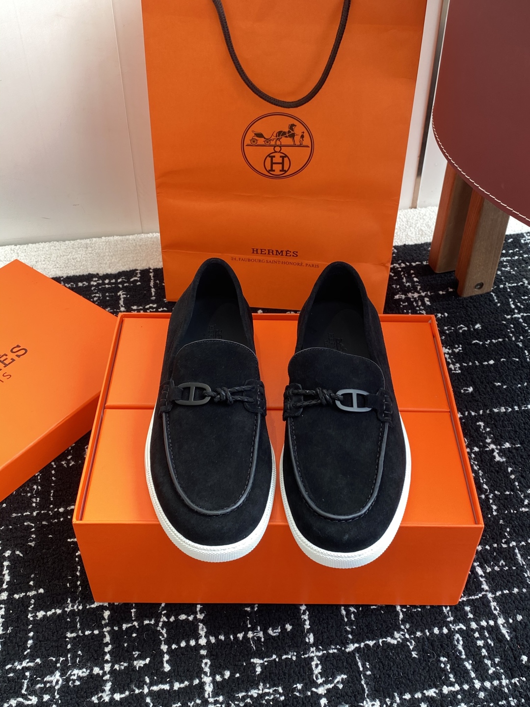 代购级
Hermes 爱马仕经典H 情侣款 乐福鞋 经久不衰 休闲 简约风格免系带休闲运动鞋

舒适 休