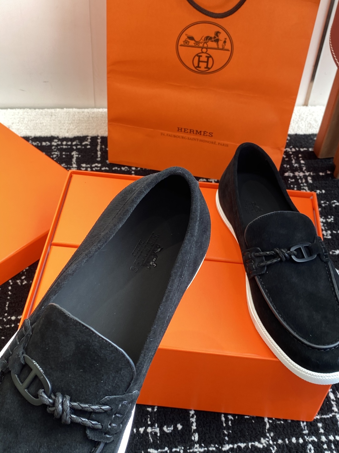 代购级
Hermes 爱马仕经典H 情侣款 乐福鞋 经久不衰 休闲 简约风格免系带休闲运动鞋

舒适 休