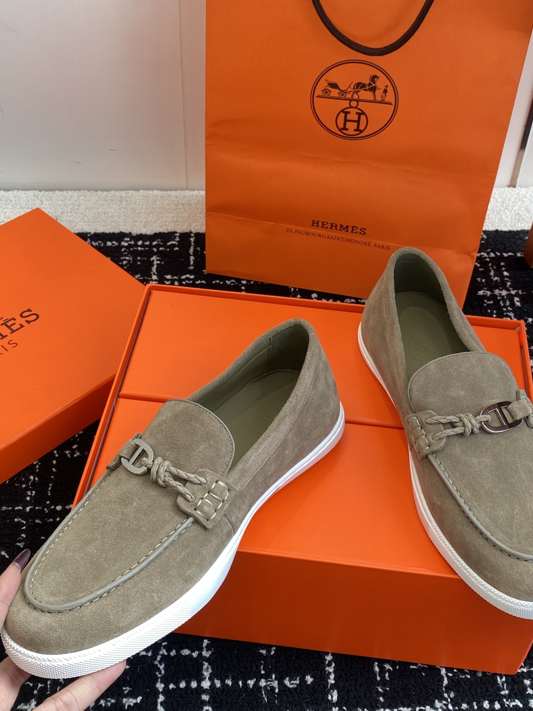 代购级
Hermes 爱马仕经典H 情侣款 乐福鞋 经久不衰 休闲 简约风格免系带休闲运动鞋

舒适 休