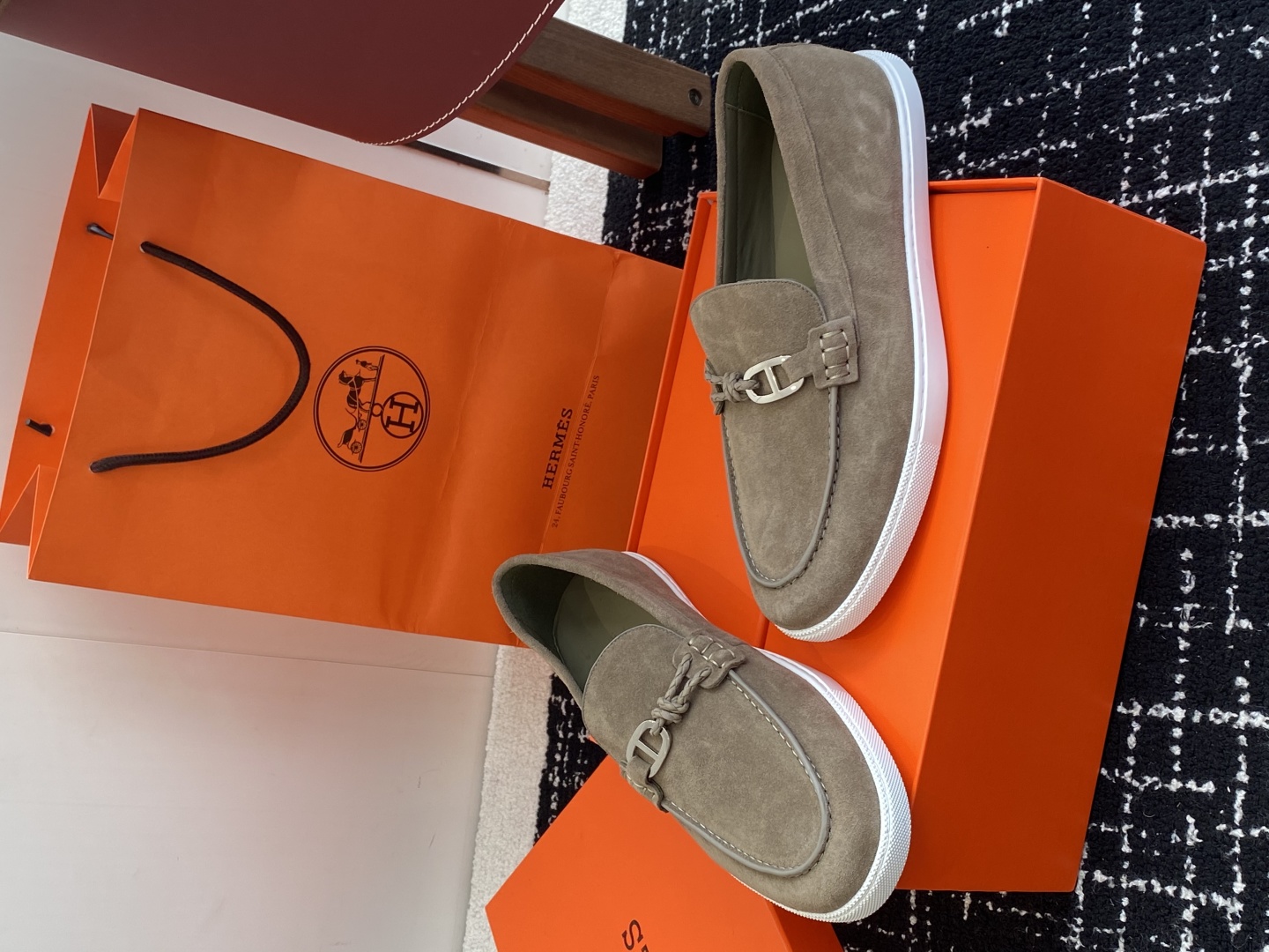 代购级
Hermes 爱马仕经典H 情侣款 乐福鞋 经久不衰 休闲 简约风格免系带休闲运动鞋

舒适 休