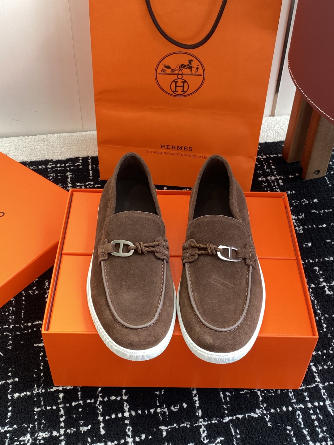 代购级
Hermes 爱马仕经典H 情侣款 乐福鞋 经久不衰 休闲 简约风格免系带休闲运动鞋

舒适 休