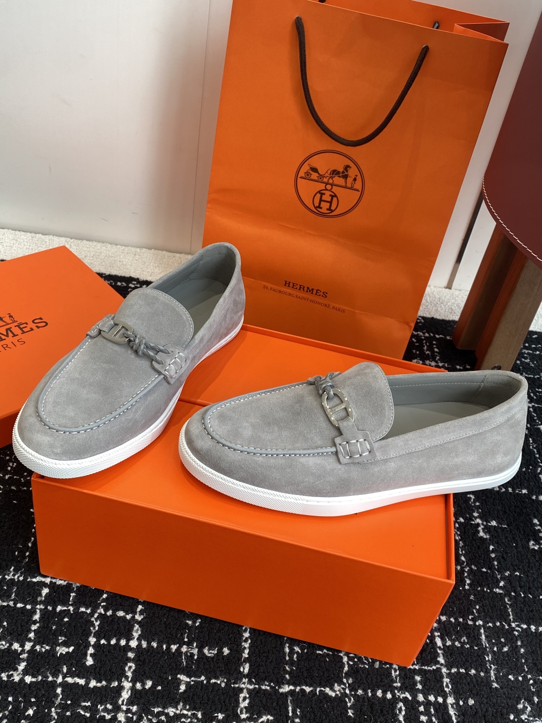 代购级
Hermes 爱马仕经典H 情侣款 乐福鞋 经久不衰 休闲 简约风格免系带休闲运动鞋

舒适 休
