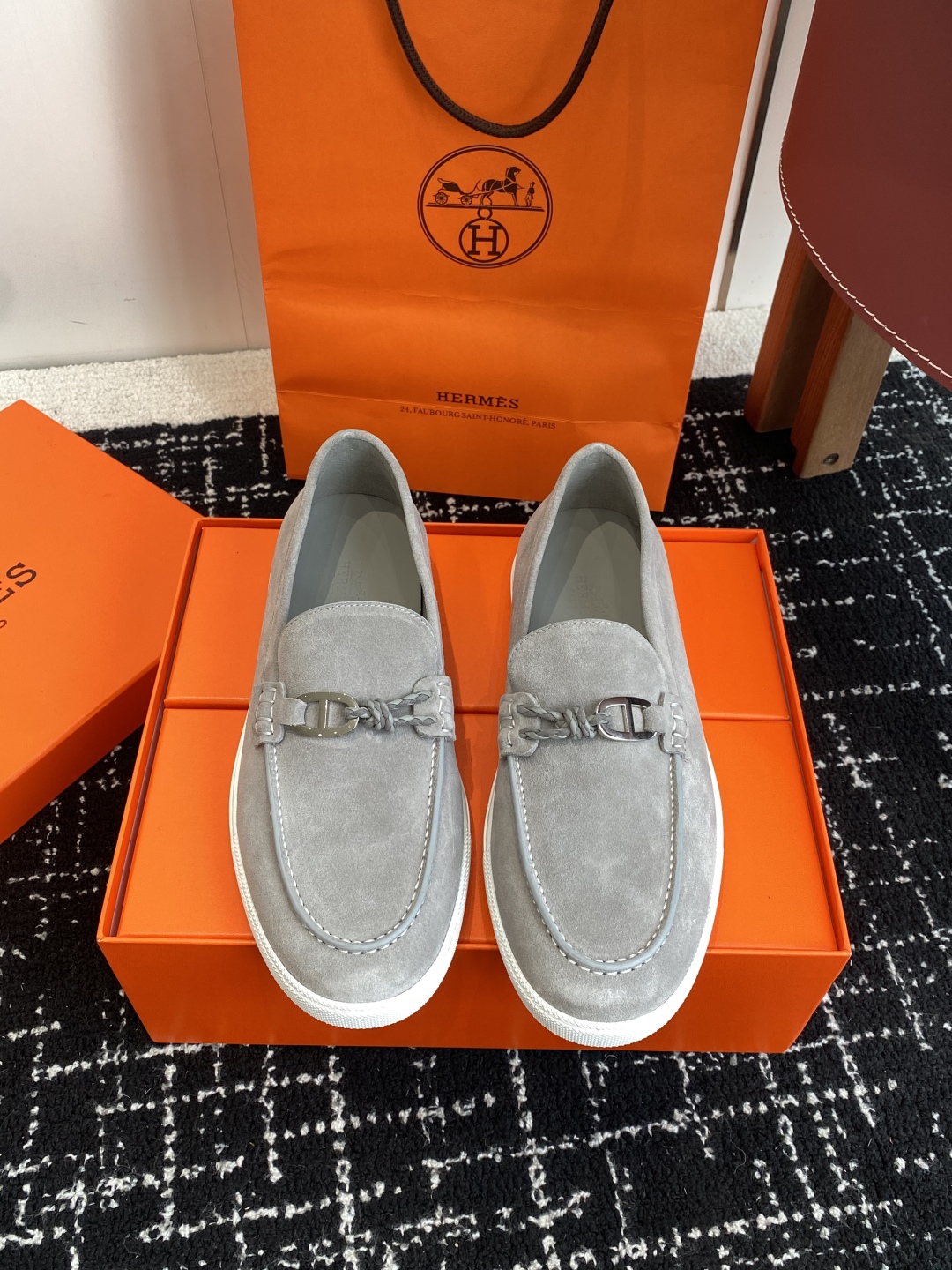 代购级
Hermes 爱马仕经典H 情侣款 乐福鞋 经久不衰 休闲 简约风格免系带休闲运动鞋

舒适 休