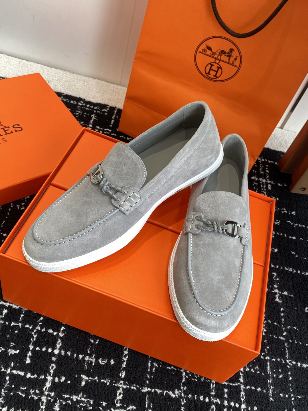 代购级
Hermes 爱马仕经典H 情侣款 乐福鞋 经久不衰 休闲 简约风格免系带休闲运动鞋

舒适 休