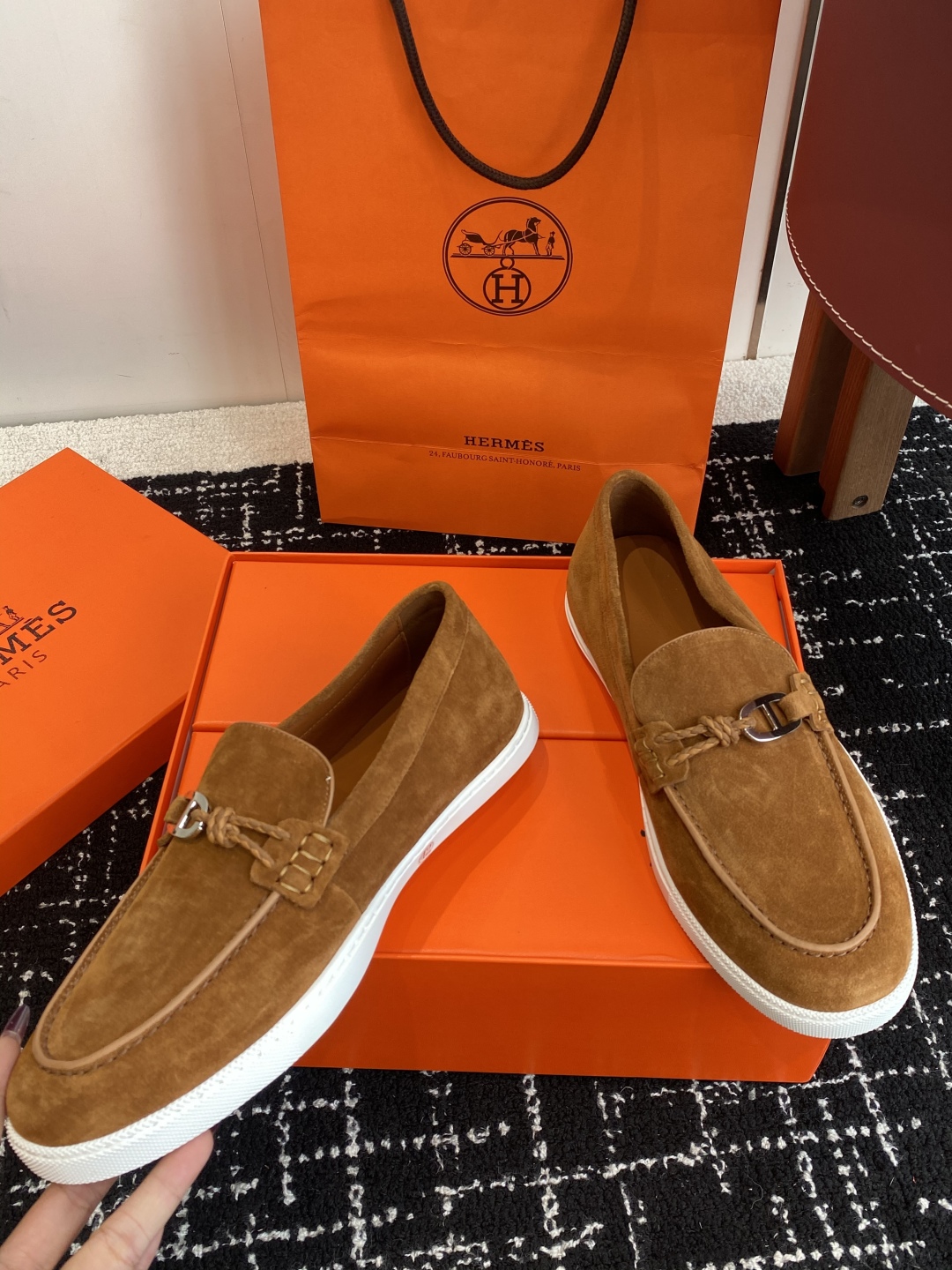 代购级
Hermes 爱马仕经典H 情侣款 乐福鞋 经久不衰 休闲 简约风格免系带休闲运动鞋

舒适 休