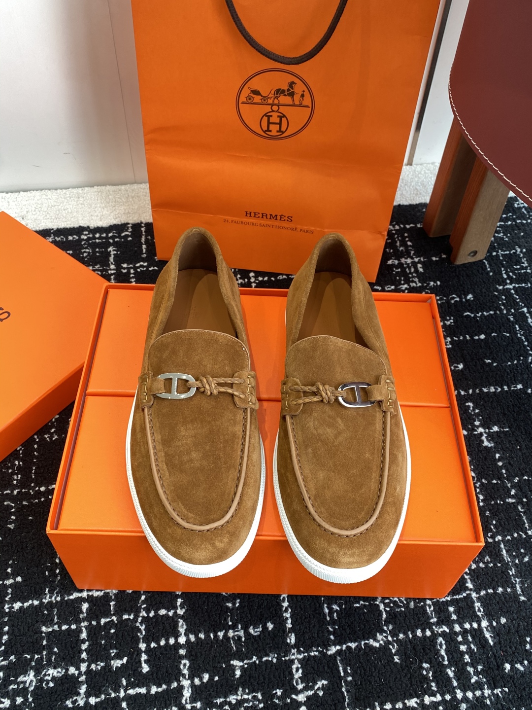 代购级
Hermes 爱马仕经典H 情侣款 乐福鞋 经久不衰 休闲 简约风格免系带休闲运动鞋

舒适 休