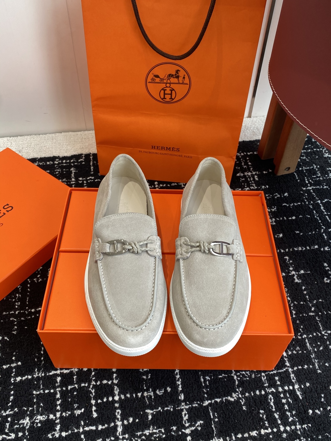 代购级
Hermes 爱马仕经典H 情侣款 乐福鞋 经久不衰 休闲 简约风格免系带休闲运动鞋

舒适 休